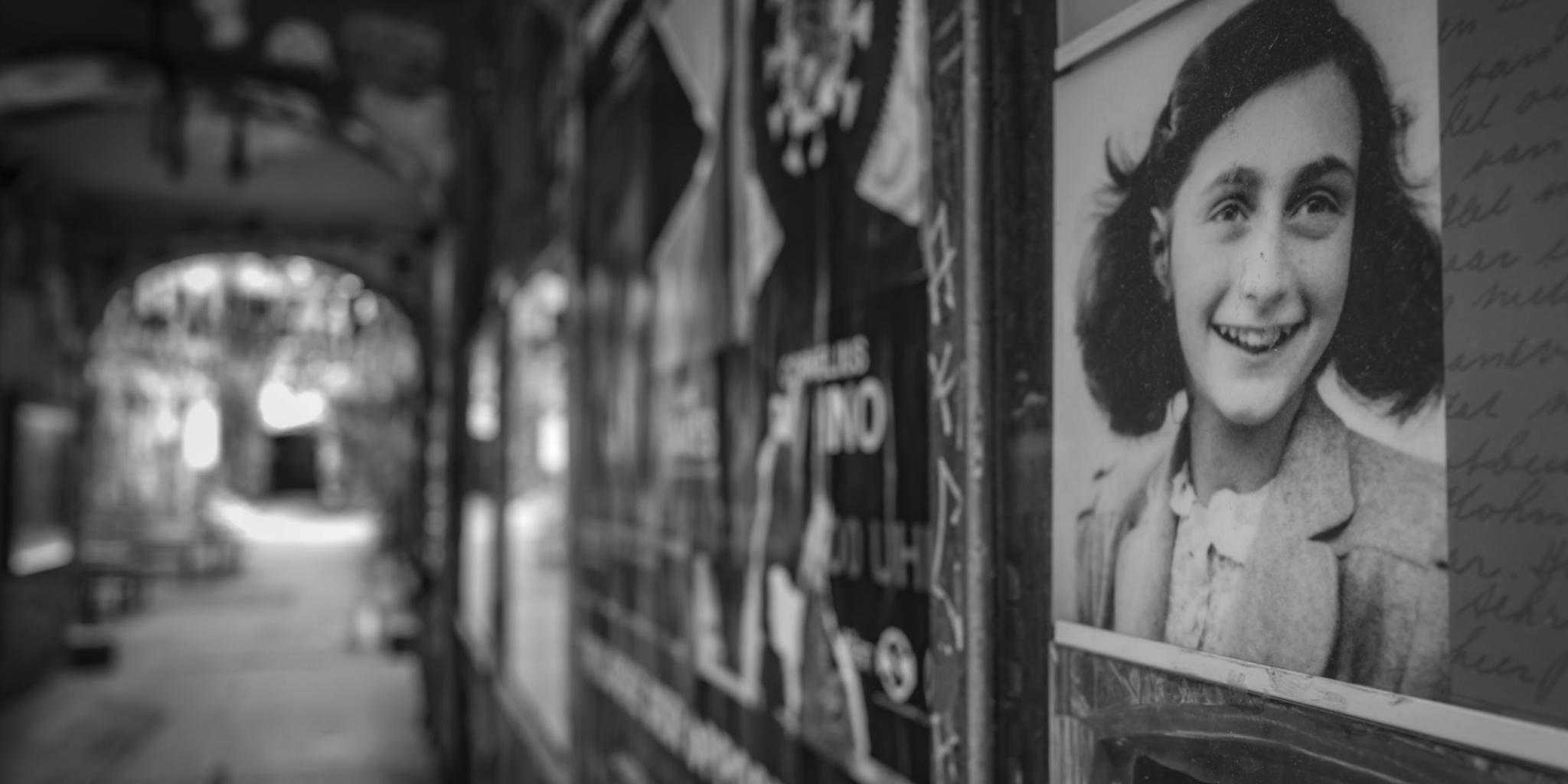 Ein Bild von Anne Frank an einem Haus in Berlin. (c) imago images Ein Bild von Anne Frank an einem Haus in Berlin.