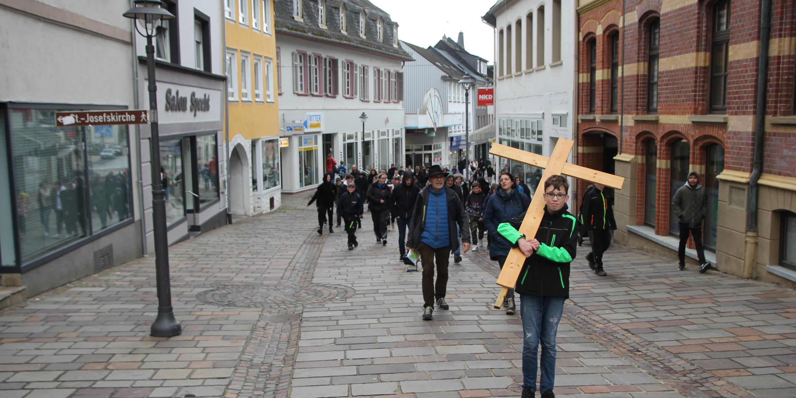 Auf dem Jugendkreuzweg durch Simmern.