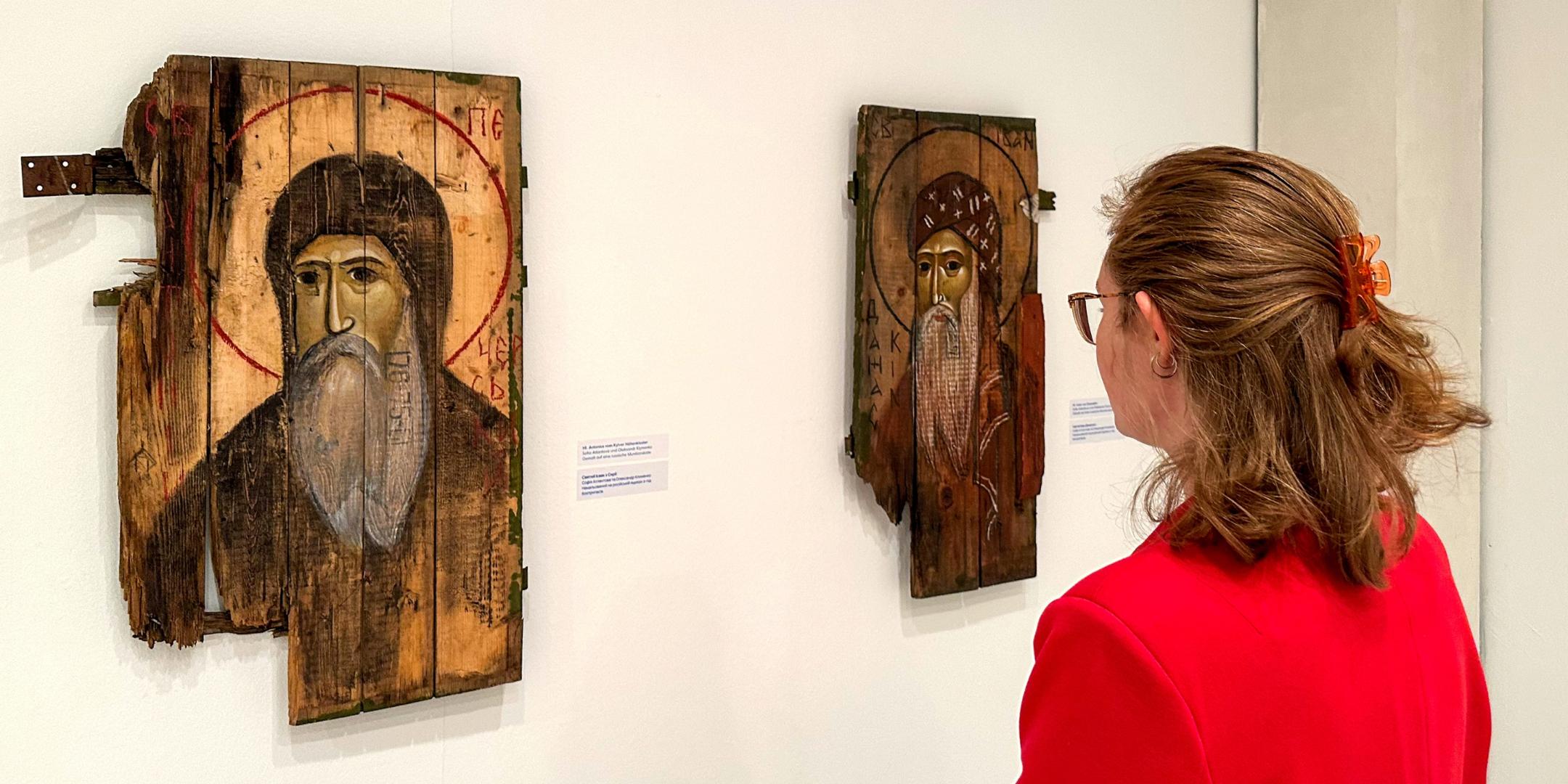 Ikonen, geschrieben auf das rohe Holz von Munitionskisten, wecken das besondere Interesse von Besuchern des Dommuseums.