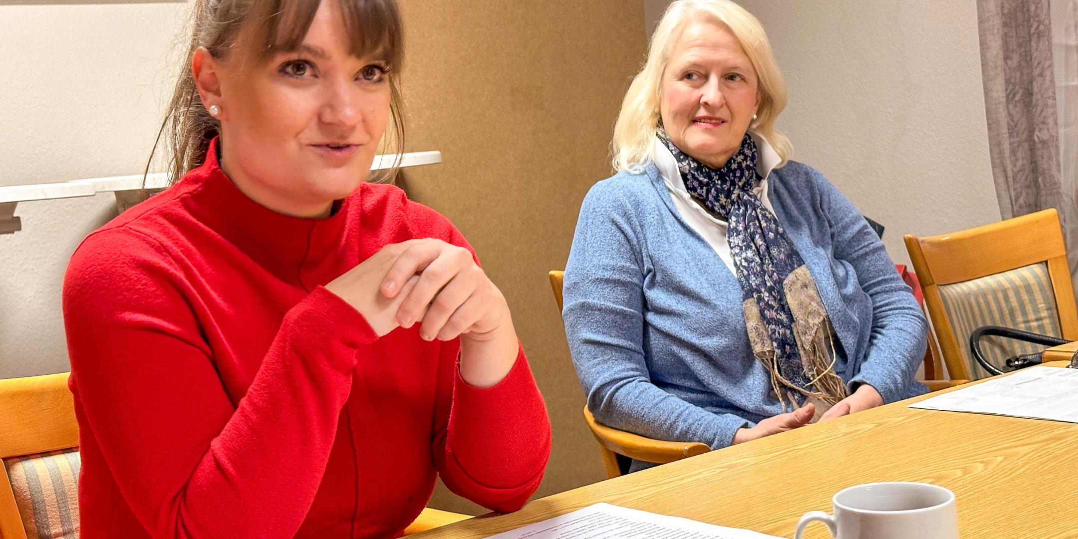 Dem Leben verbunden berichtet Nadine Kreuser (links neben KEB-Leiterin Katharina Zey-Wortmann) von ihrer Tätigkeit im Hospizverein. (c) Rolf Lorig Dem Leben verbunden berichtet Nadine Kreuser (links neben KEB-Leiterin Katharina Zey-Wortmann) von ihrer Tätigkeit im Hospizverein.