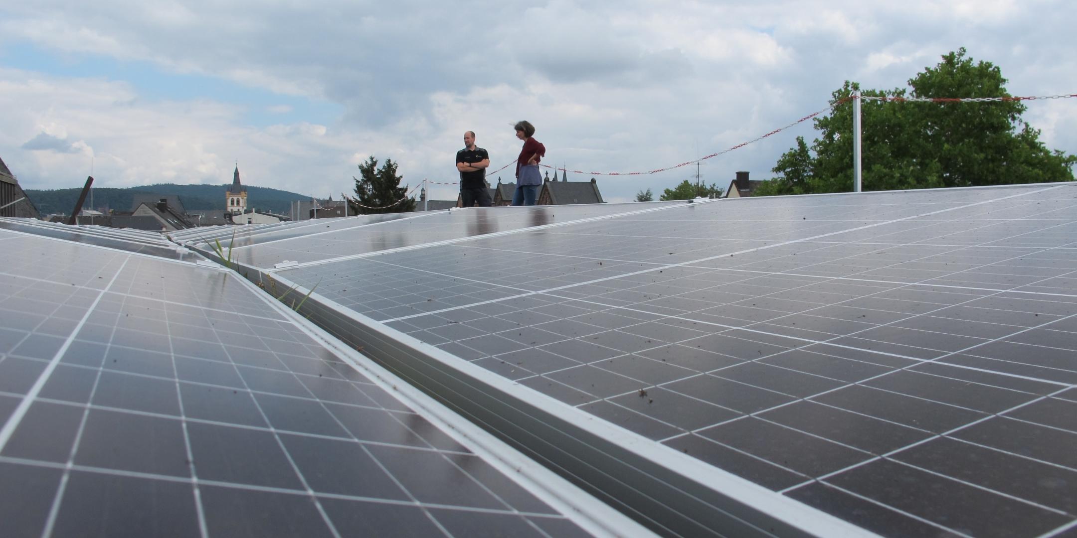 Photovoltaik-Anlage auf dem Dach des Angela-Merici-Gymnasiums in Trier.