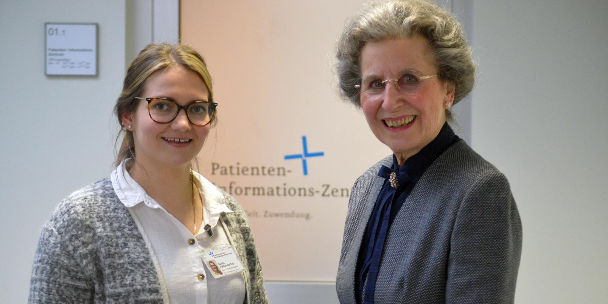Die dankbare Kursteilnehmerin Hildegard Stover (rechts) mit Benita Faßbender vom Patienten-Informationszentrum des Brüderkrankenhauses Trier.