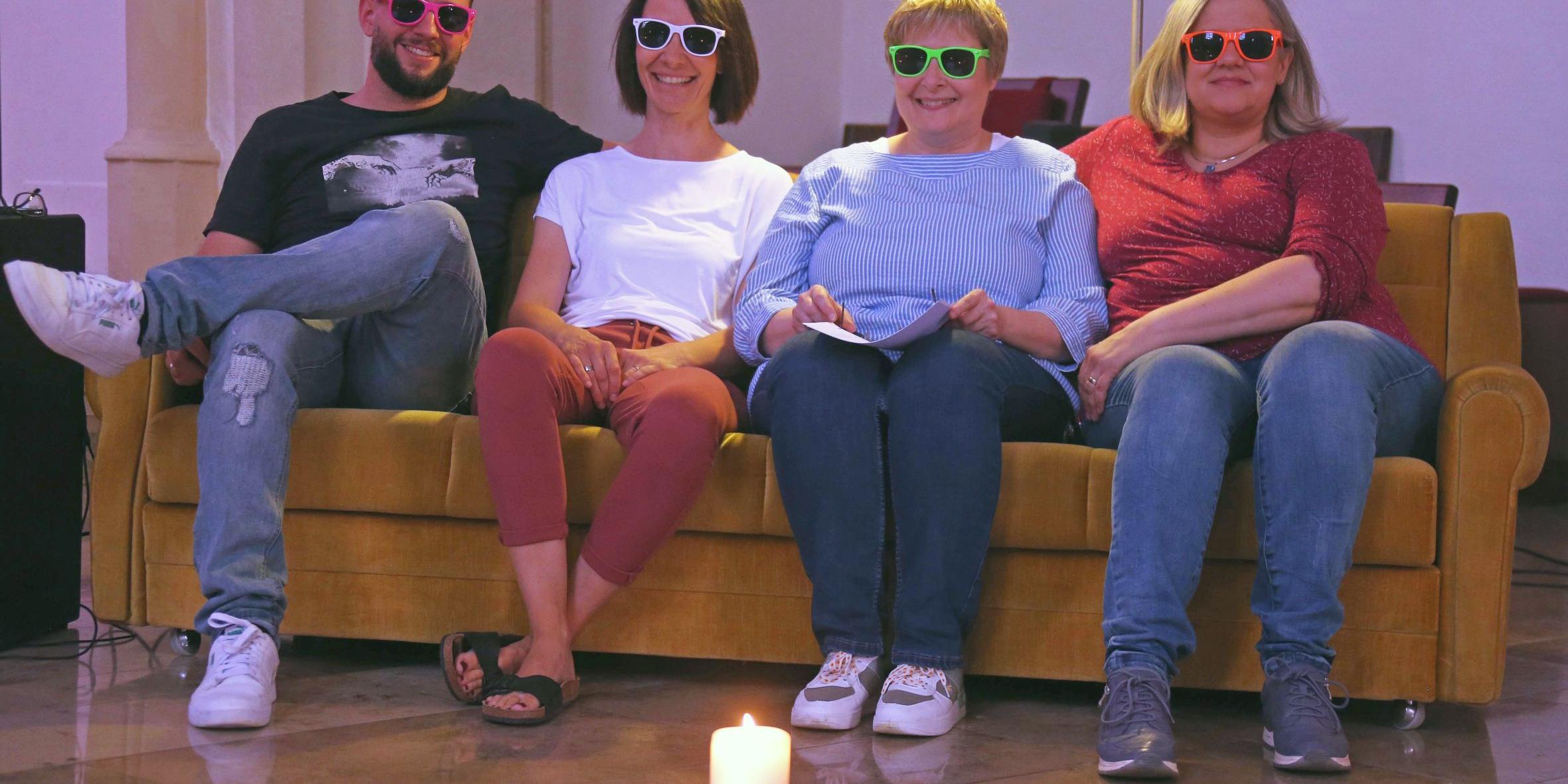 Das Team von „Sofalockend“ setzt sich aus den Ehrenamtlichen Manuel Rawert, Sabine Stallknecht und Annette Fuß (von links) sowie der Gemeindereferentin Hella Wilbert (rechts) zusammen. (c) Elvira Bell Das Team von „Sofalockend“ setzt sich aus den Ehrenamtlichen Manuel Rawert, Sabine Stallknecht und Annette Fuß (von links) sowie der Gemeindereferentin Hella Wilbert (rechts) zusammen.