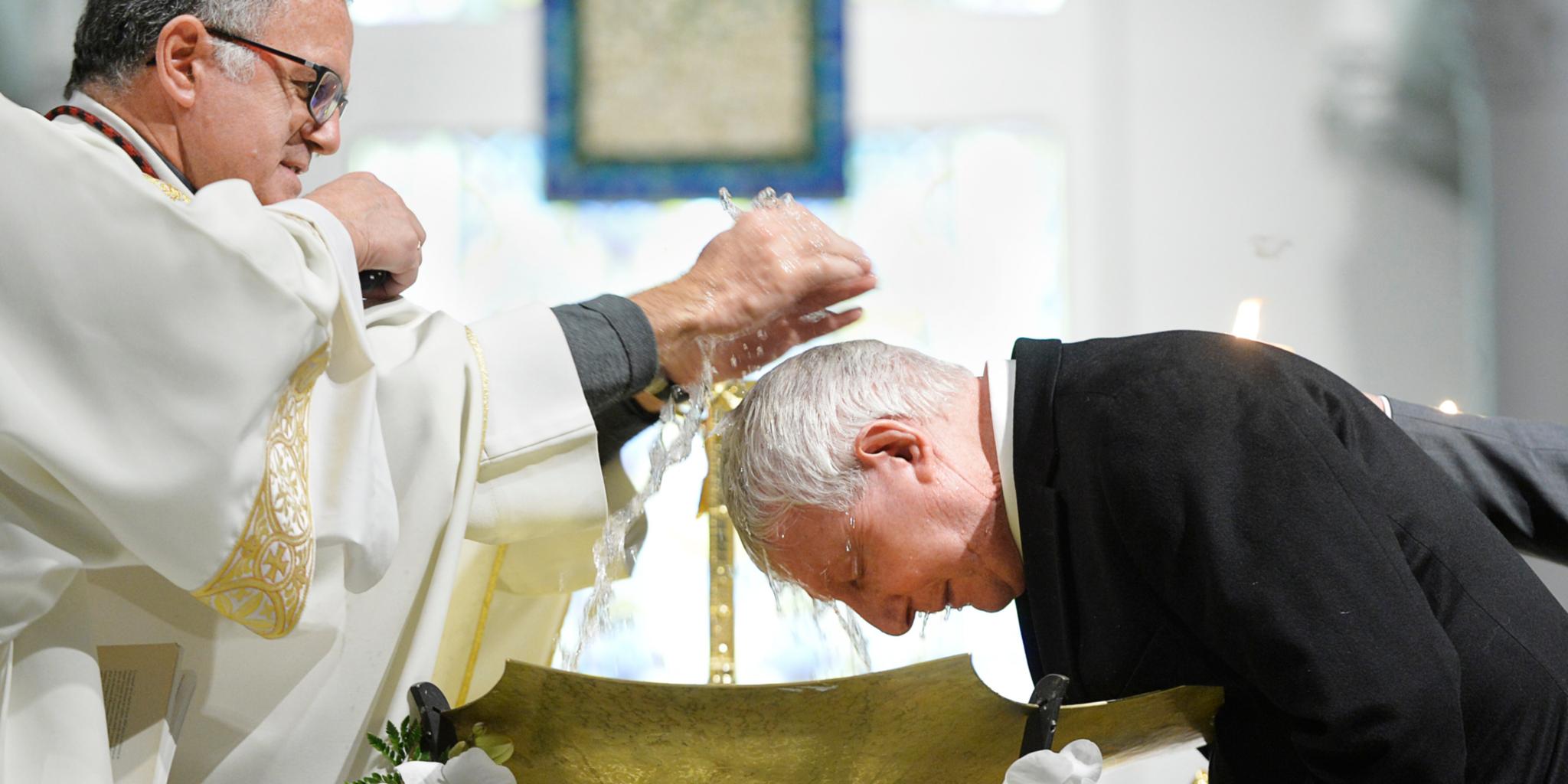 Auch in der katholischen Kirche gibt es die Erwachsenentaufe. Vorbereitende mehrmonatige Glaubensgespräche sind hier aber die Regel.