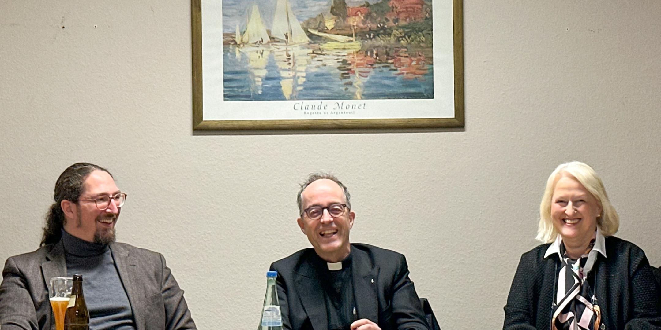Humorvoll berichtet Professor Dr. Stefan Heid (Mitte, flankiert von Katharina Zey-Wortmann und Samuel Acloque) von seiner Arbeit im Römischen Institut der Görres Gesellschaft. (c) Rolf Lorig Humorvoll berichtet Professor Dr. Stefan Heid (Mitte, flankiert von Katharina Zey-Wortmann und Samuel Acloque) von seiner Arbeit im Römischen Institut der Görres Gesellschaft.