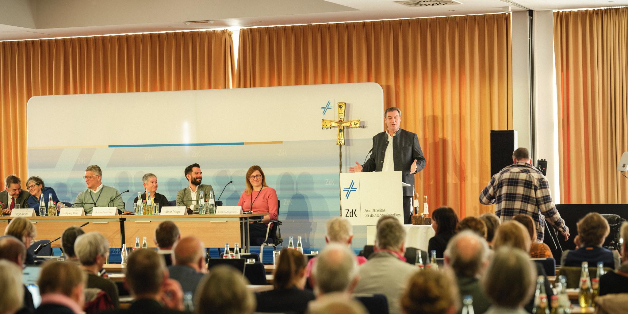 Markus Söder, Ministerpräsident von Bayern, spricht vor den Delegierten des obersten Laiengremiums der Kirche.