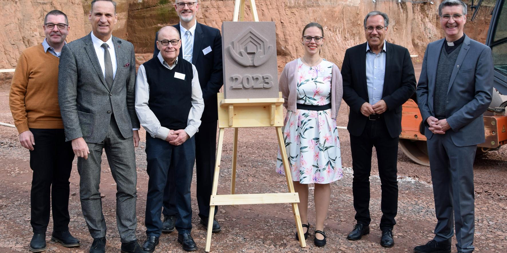 Nach der Einsegnung des Grundsteins (von links): Pflegedienstleiter Edgar Heckel, Bürgermeister Joachim Rodenkirch, Michael Aurich (Pfarrei Im Wittlicher Tal St. Anna), Geschäftsführer Oliver Winter, Projektleiterin Hanne Benz, Landrat Gregor Eibes, Dekan Matthias Veit.