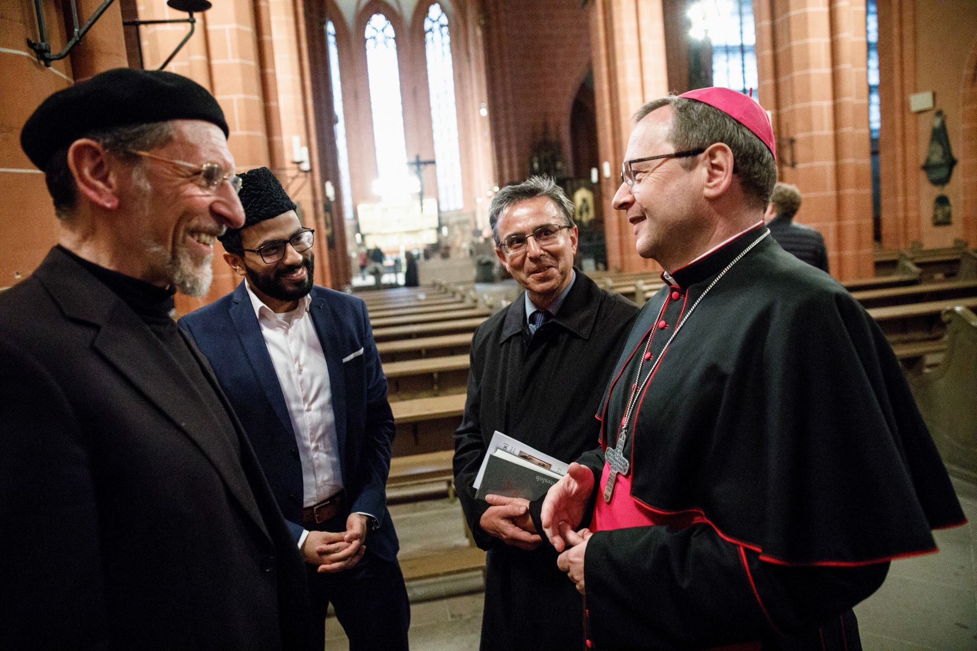 Ein Bischof spricht mit einem Imam