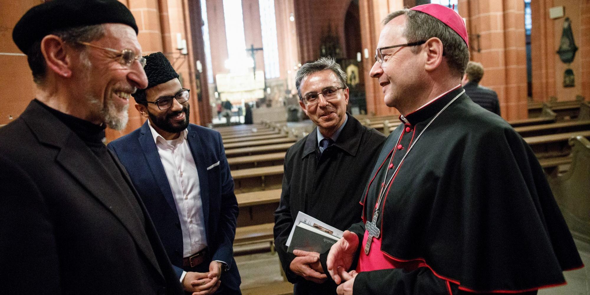 Ein Bischof spricht mit einem Imam