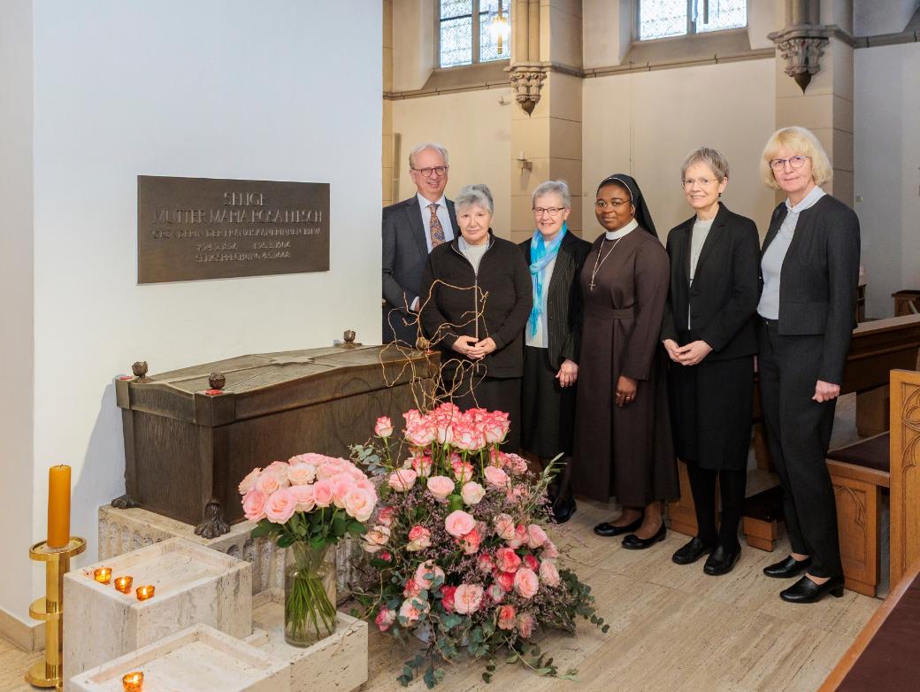 Dr. Heinz-Jürgen Scheid und Birgitta Lorke (rechts, Marienhaus-Aufsichtsrat) am Sarkophag von Mutter Rosa.