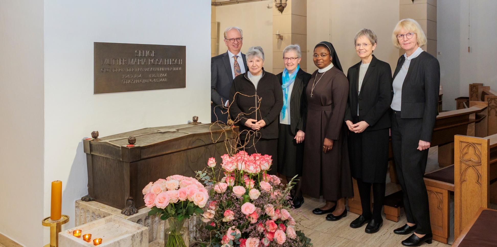 Dr. Heinz-Jürgen Scheid und Birgitta Lorke (rechts, Marienhaus-Aufsichtsrat) am Sarkophag von Mutter Rosa.