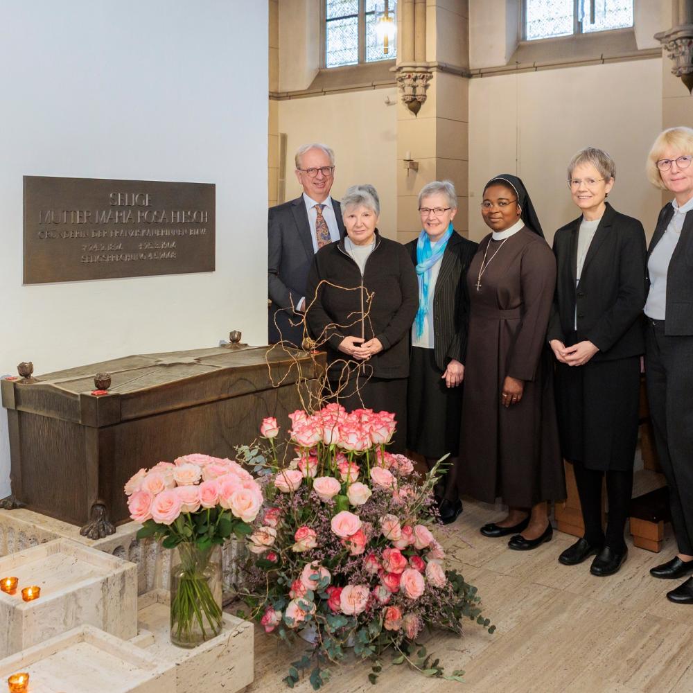 Dr. Heinz-Jürgen Scheid und Birgitta Lorke (rechts, Marienhaus-Aufsichtsrat) am Sarkophag von Mutter Rosa.