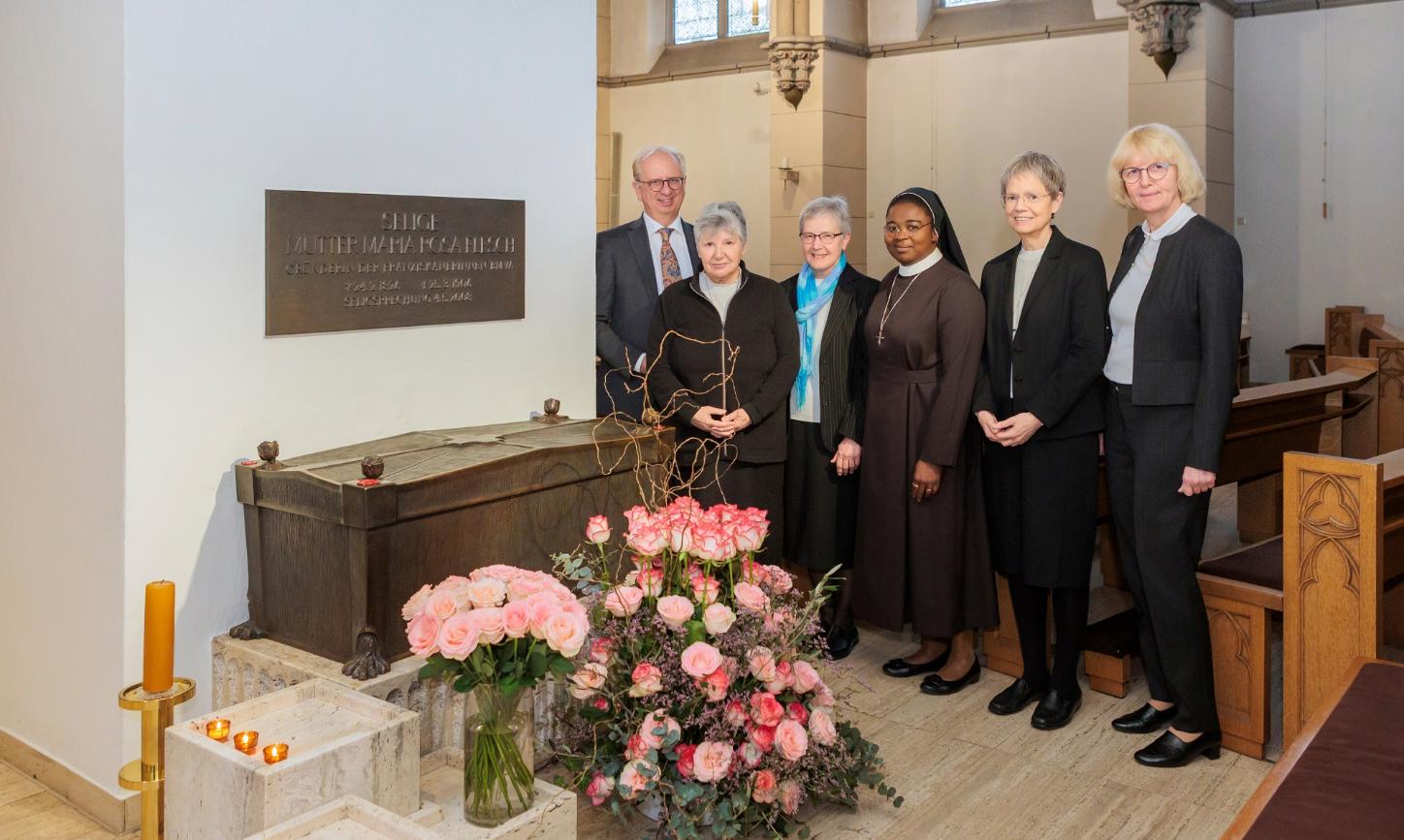 Dr. Heinz-Jürgen Scheid und Birgitta Lorke (rechts, Marienhaus-Aufsichtsrat) am Sarkophag von Mutter Rosa.