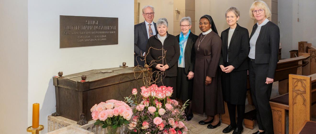 Dr. Heinz-Jürgen Scheid und Birgitta Lorke (rechts, Marienhaus-Aufsichtsrat) am Sarkophag von Mutter Rosa.