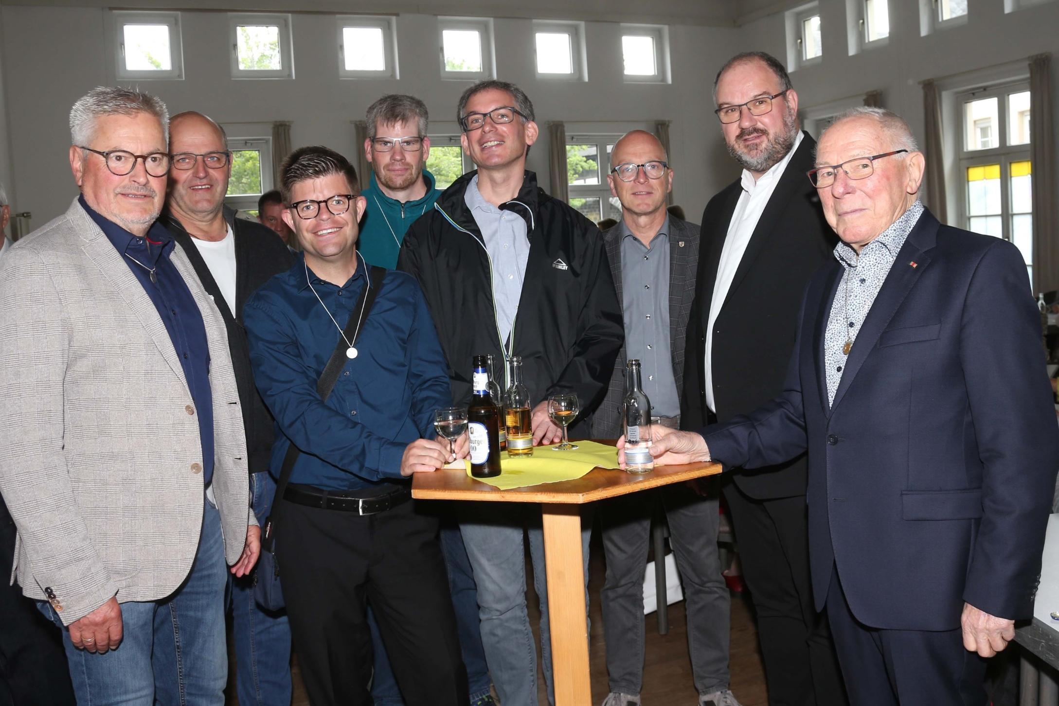 : Im Gespräch beim Pilgerjubiläum: Brudermeister Rolf Keuser, Klaus Thelen von den Caritas Werkstätten mit den Erstpilgern Martin Lohner, Andreas Henseler und Christian Hoffmann sowie Mayens Oberbürgermeister Dirk Meid, Präses Jörg Schuh und Ehrenbrudermeister Heinz Schäfer (von links).