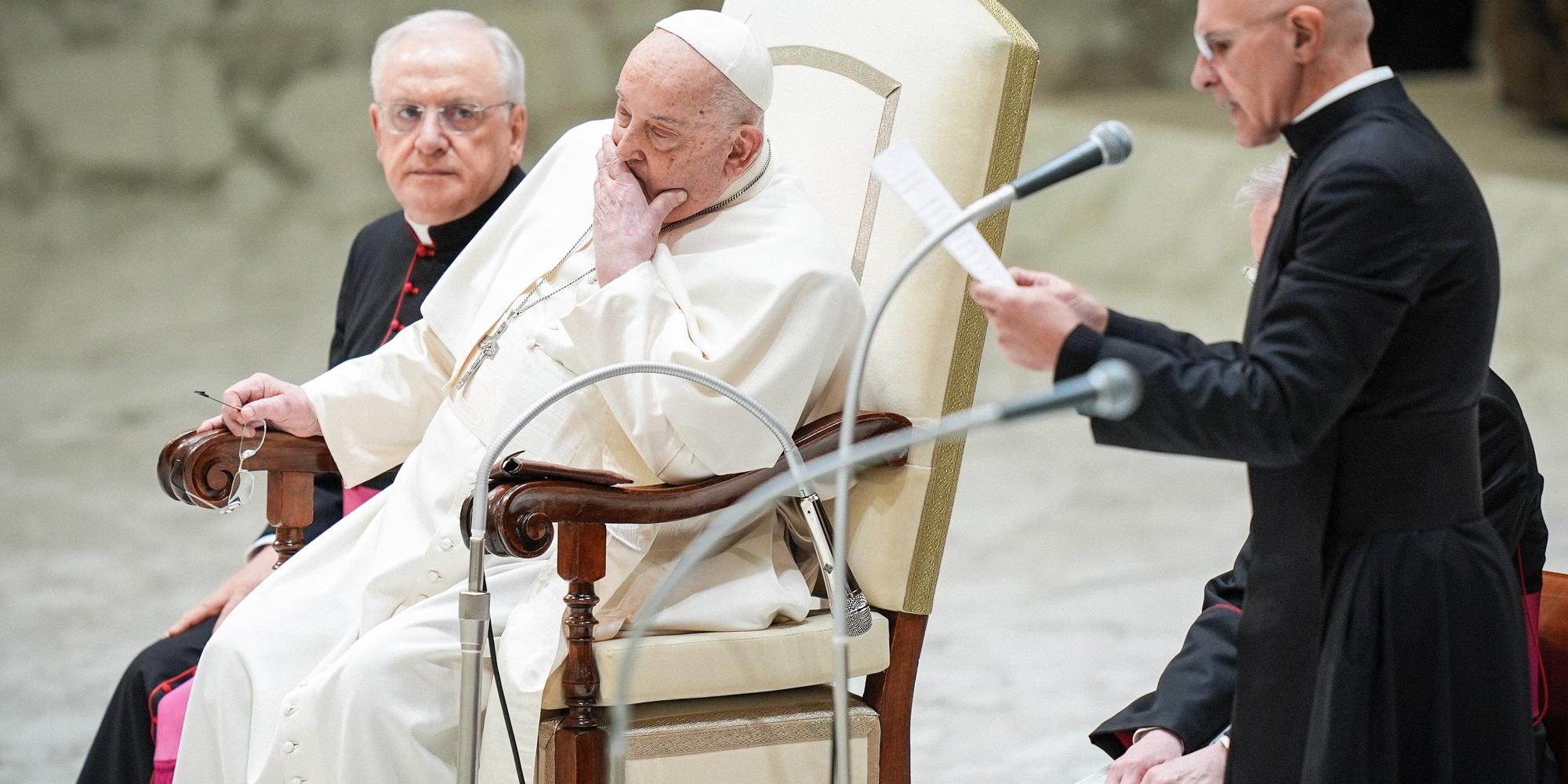 Papst Franziskus bei der Generalaudienz am 12. Februar im Vatikan. Schon seit mehreren Tagen kämpft das Oberhaupt der katholischen Kirche mit Atemproblemen. (c) Lola Gomez/CNS photo/KNA Papst Franziskus bei der Generalaudienz am 12. Februar im Vatikan. Schon seit mehreren Tagen kämpft das Oberhaupt der katholischen Kirche mit Atemproblemen.