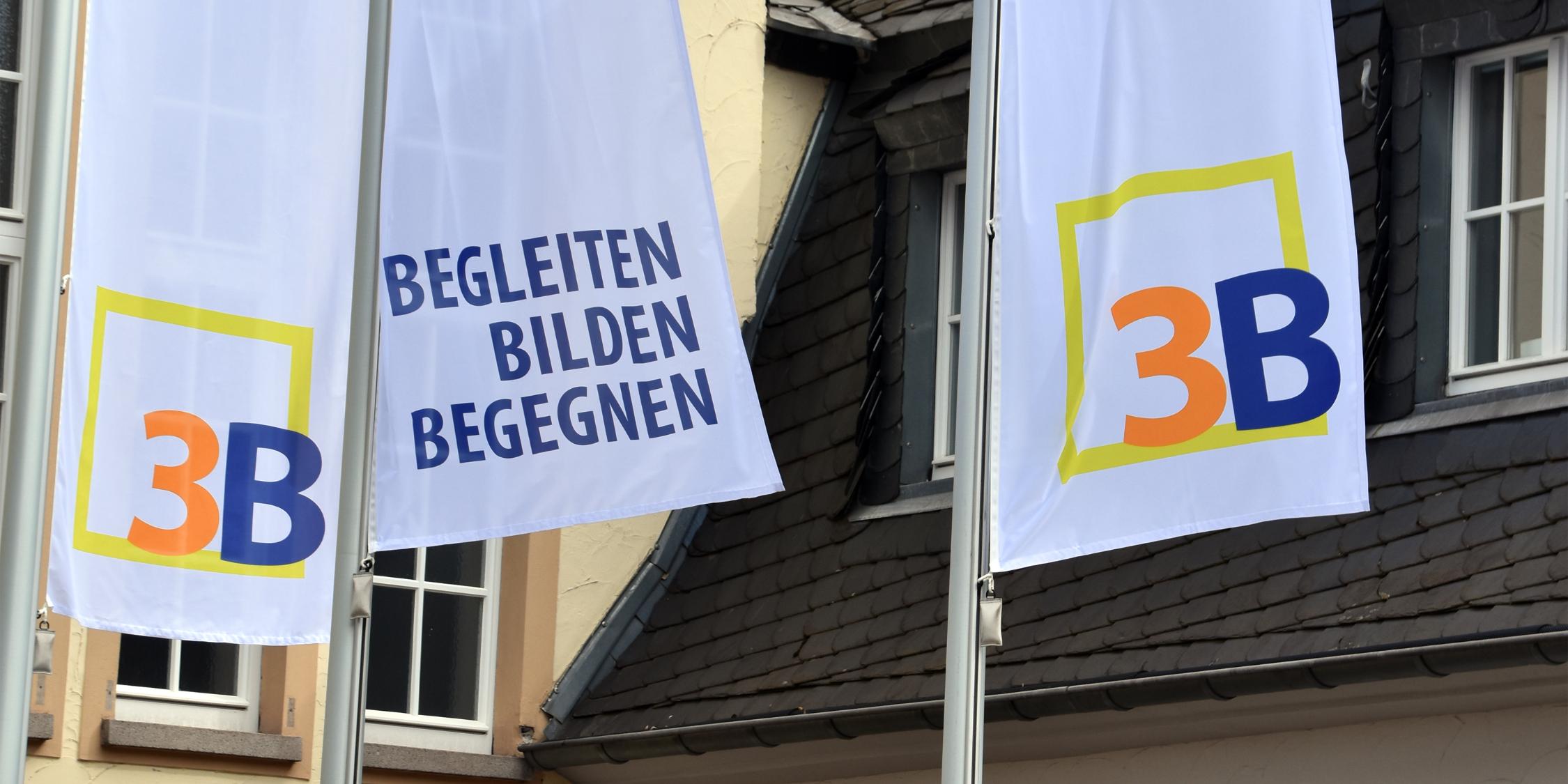 Die Fahnen am Oswald-von-Nell-Breuning-Haus in Dillingen tragen den neuen Namen 3B. Foto: 3B (c) 3B Die Fahnen am Oswald-von-Nell-Breuning-Haus in Dillingen tragen den neuen Namen 3B. Foto: 3B