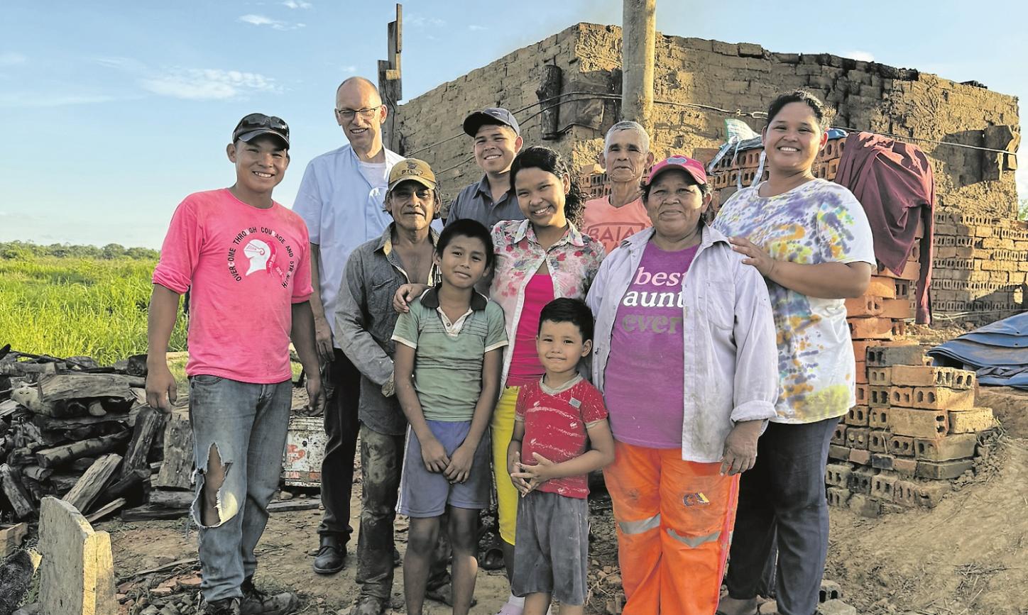Paul Eich mit einer Gruppe Bolivianer.