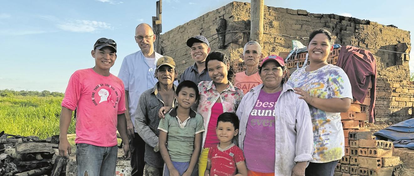 Paul Eich mit einer Gruppe Bolivianer.
