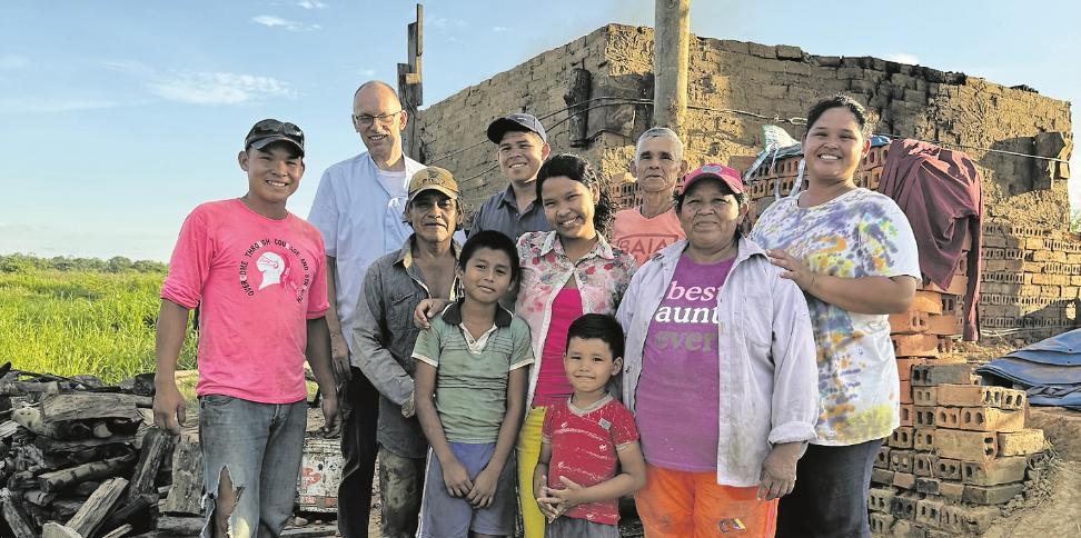Paul Eich mit einer Gruppe Bolivianer.