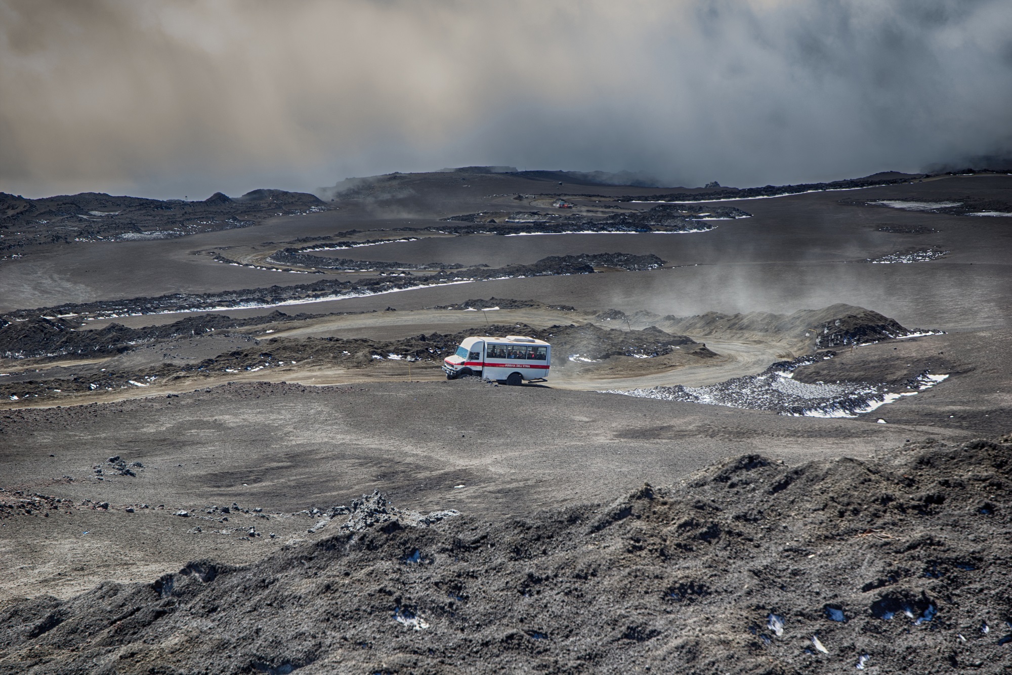 Mit einem Allradbus war es möglich, bis auf etwa 3000 Meter Höhe den Ätna  zu befahren.