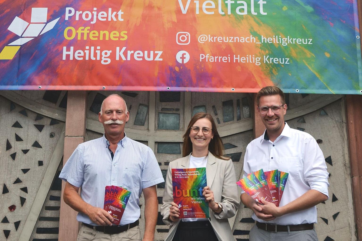 Matthias Degen. Theresa Theis  und Patric Schütz­eichel (von links) präsentieren Plakate und Flyer der Aktionswochen.