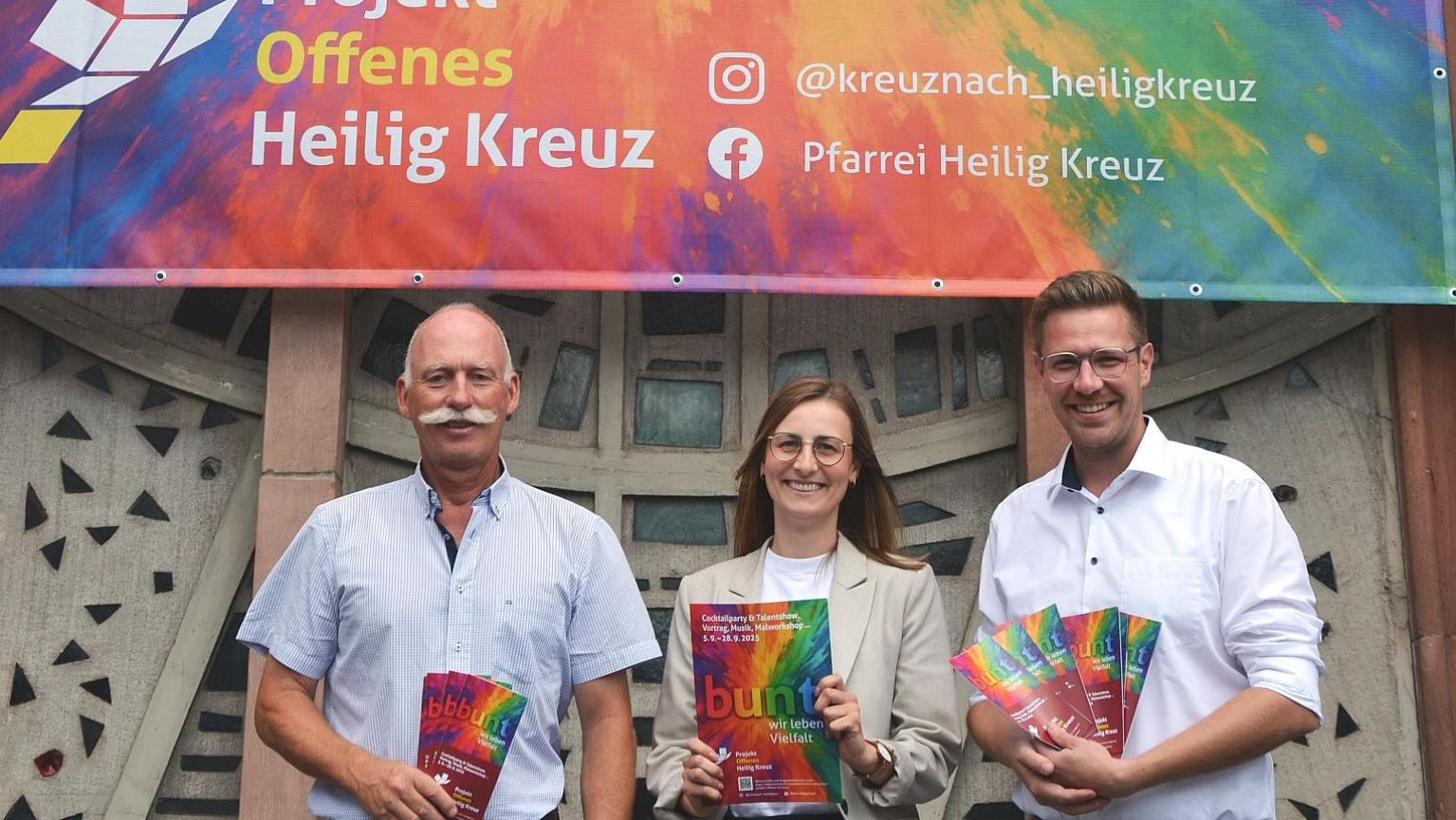 Matthias Degen. Theresa Theis  und Patric Schütz­eichel (von links) präsentieren Plakate und Flyer der Aktionswochen.