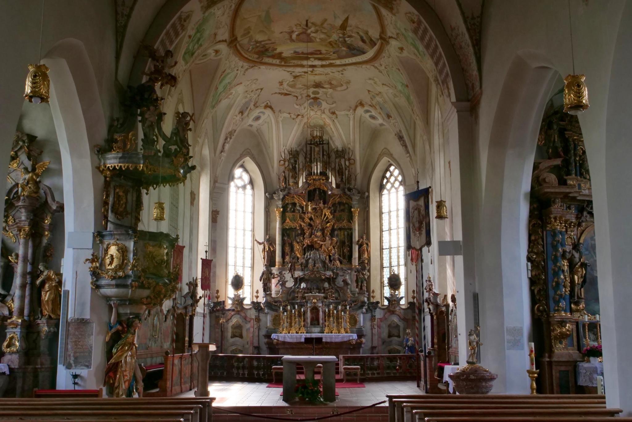 Innenansicht der Wallfahrtskirche Maria Rain .