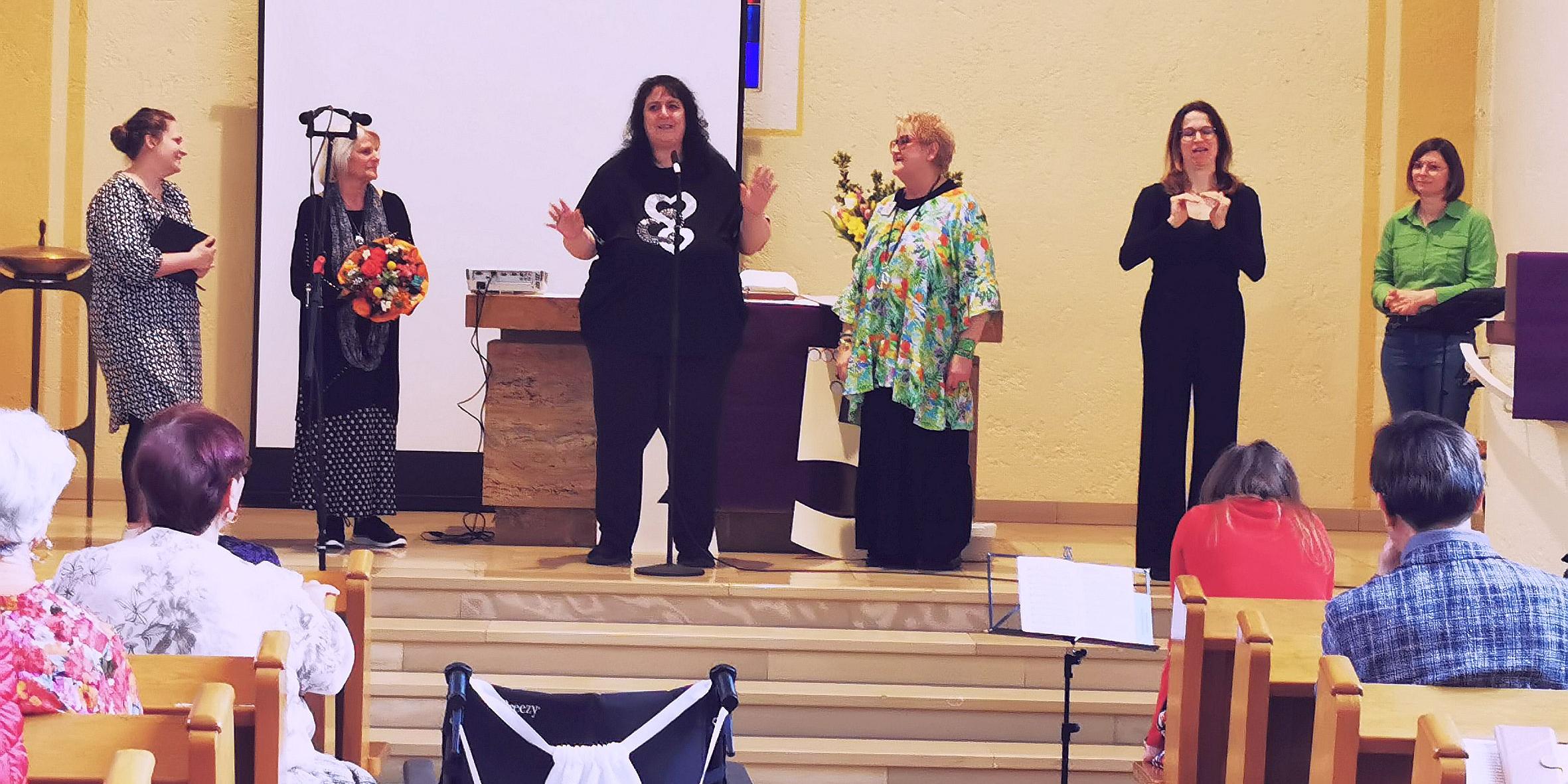 Sabine Blügel-Ebinghaus (Dritte von rechts), die die Gottesdienste organisiert, wurde bei der Jubiläumsfeier für ihr Engagement geehrt. (c) Andreas Kossmann Sabine Blügel-Ebinghaus (Dritte von rechts), die die Gottesdienste organisiert, wurde bei der Jubiläumsfeier für ihr Engagement geehrt.