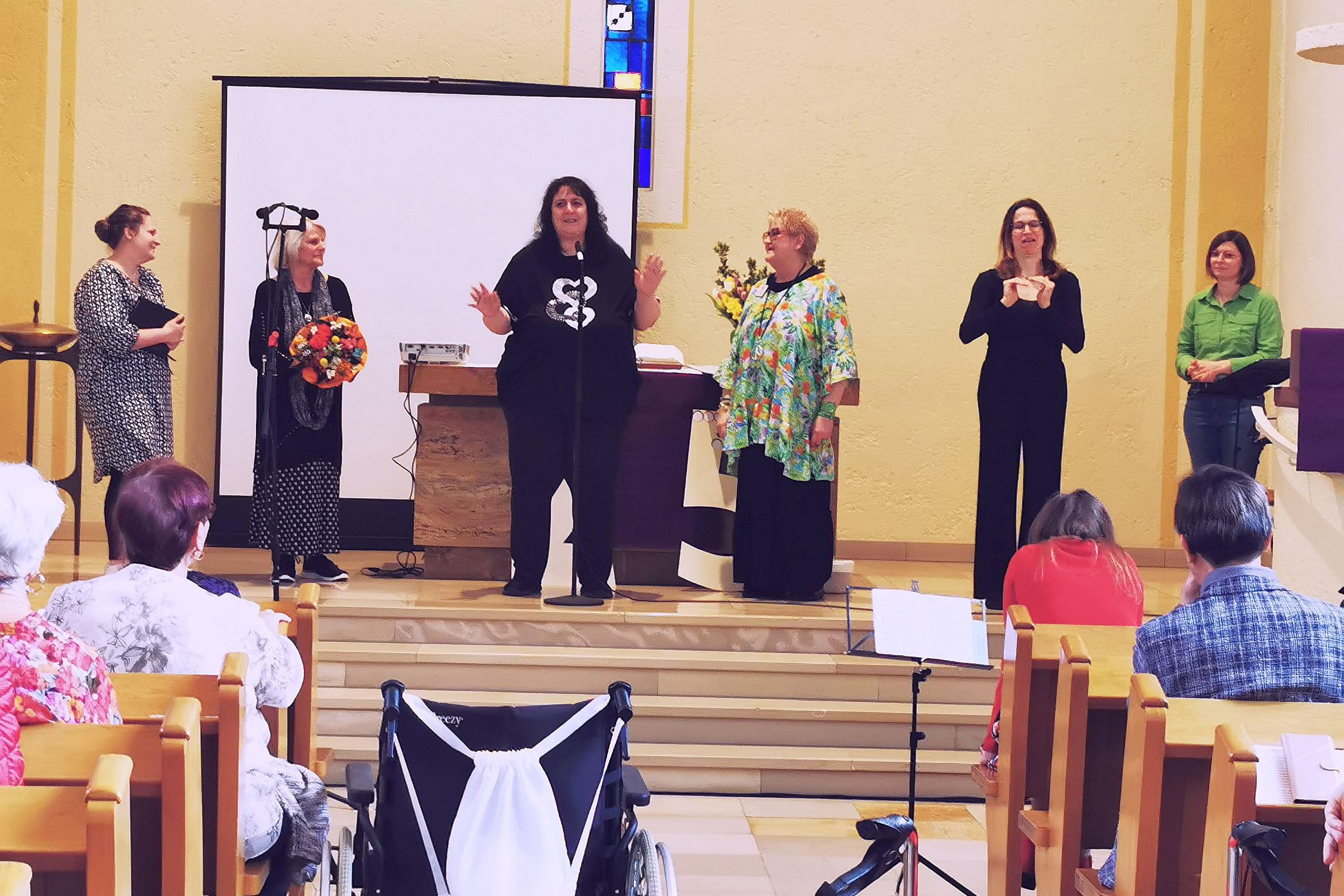 Sabine Blügel-Ebinghaus (Dritte von rechts), die die Gottesdienste organisiert, wurde bei der Jubiläumsfeier für ihr Engagement geehrt.