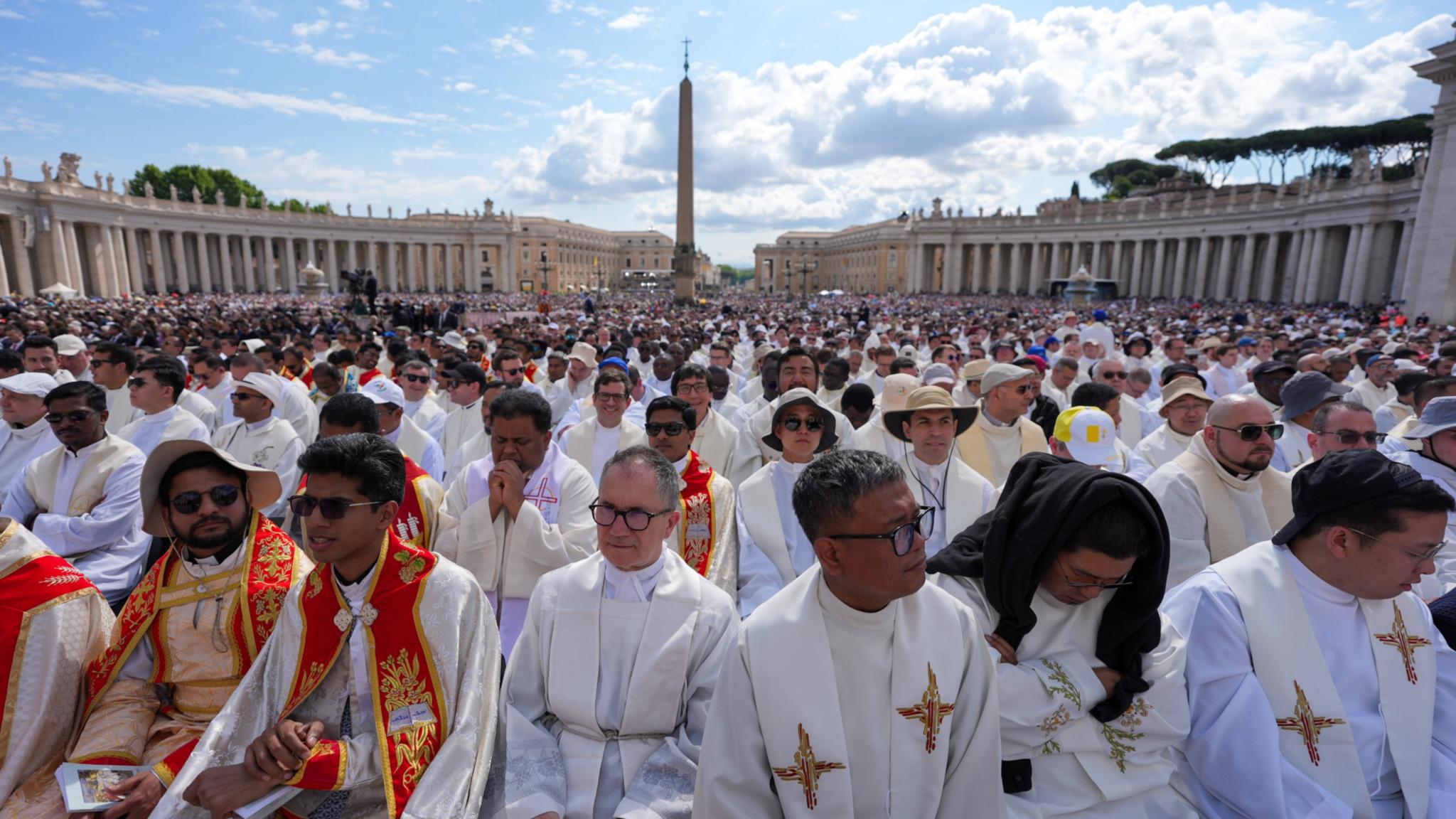 Zahlreiche Geistliche waren bei der feierlichen Messe zur offiziellen Amtseinführung von Papst Leo XIV. auf dem Petersplatz im Vatikan.
