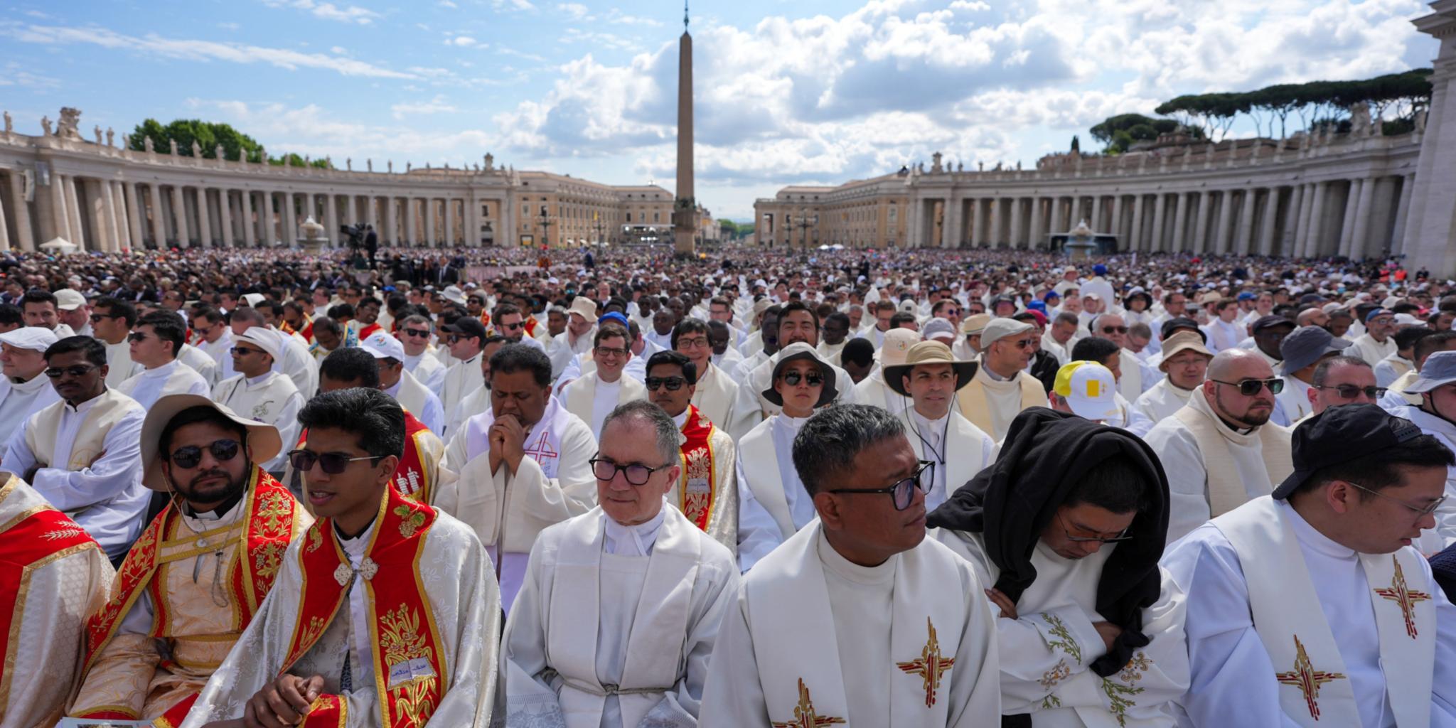 Zahlreiche Geistliche waren bei der feierlichen Messe zur offiziellen Amtseinführung von Papst Leo XIV. auf dem Petersplatz im Vatikan. (c) KNA Zahlreiche Geistliche waren bei der feierlichen Messe zur offiziellen Amtseinführung von Papst Leo XIV. auf dem Petersplatz im Vatikan.