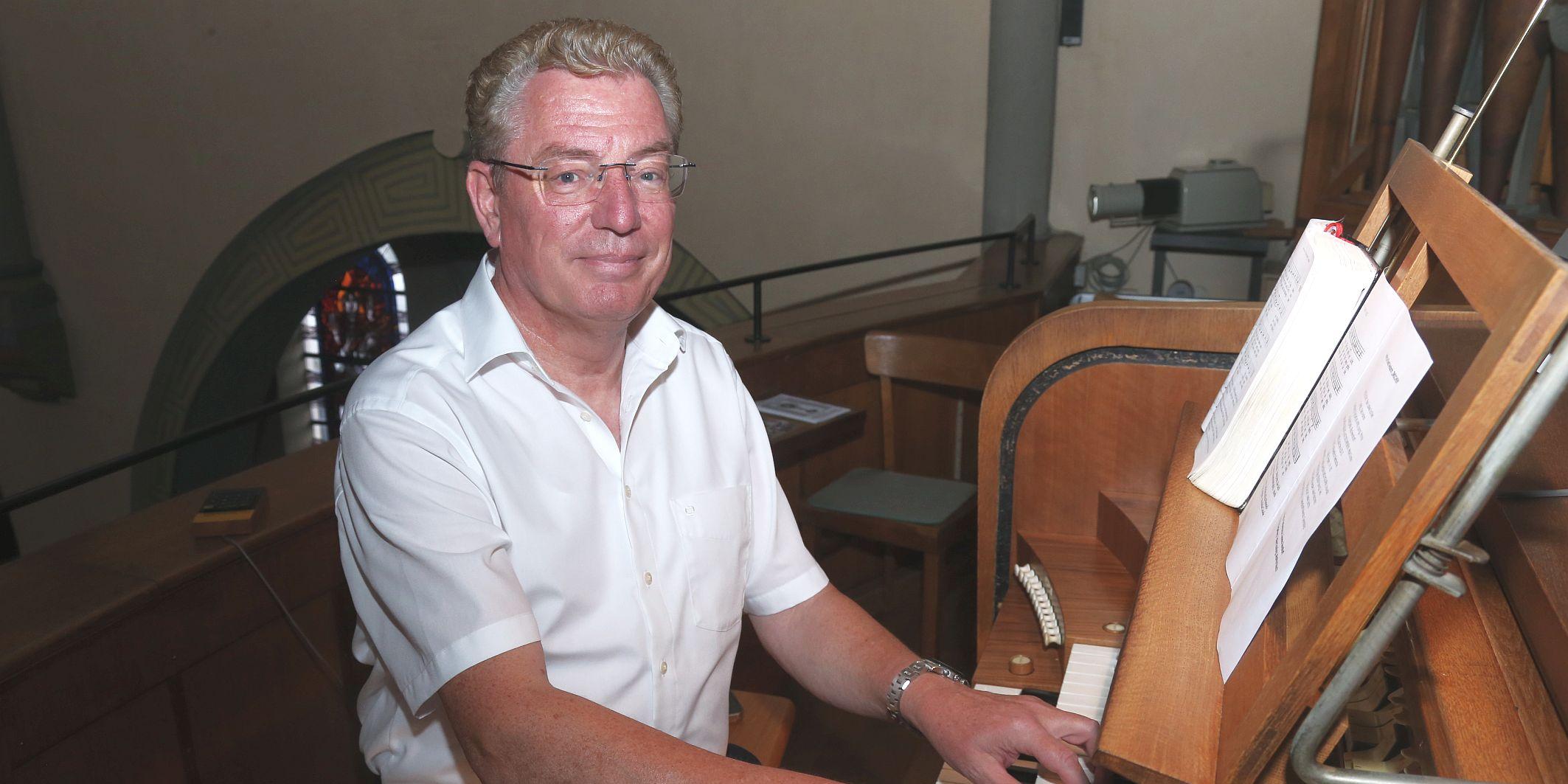 Begeisterte an der Orgel: Volker Kaufung, Kantor im Pastoralen Raum. (c) Elvira Bell Begeisterte an der Orgel: Volker Kaufung, Kantor im Pastoralen Raum.