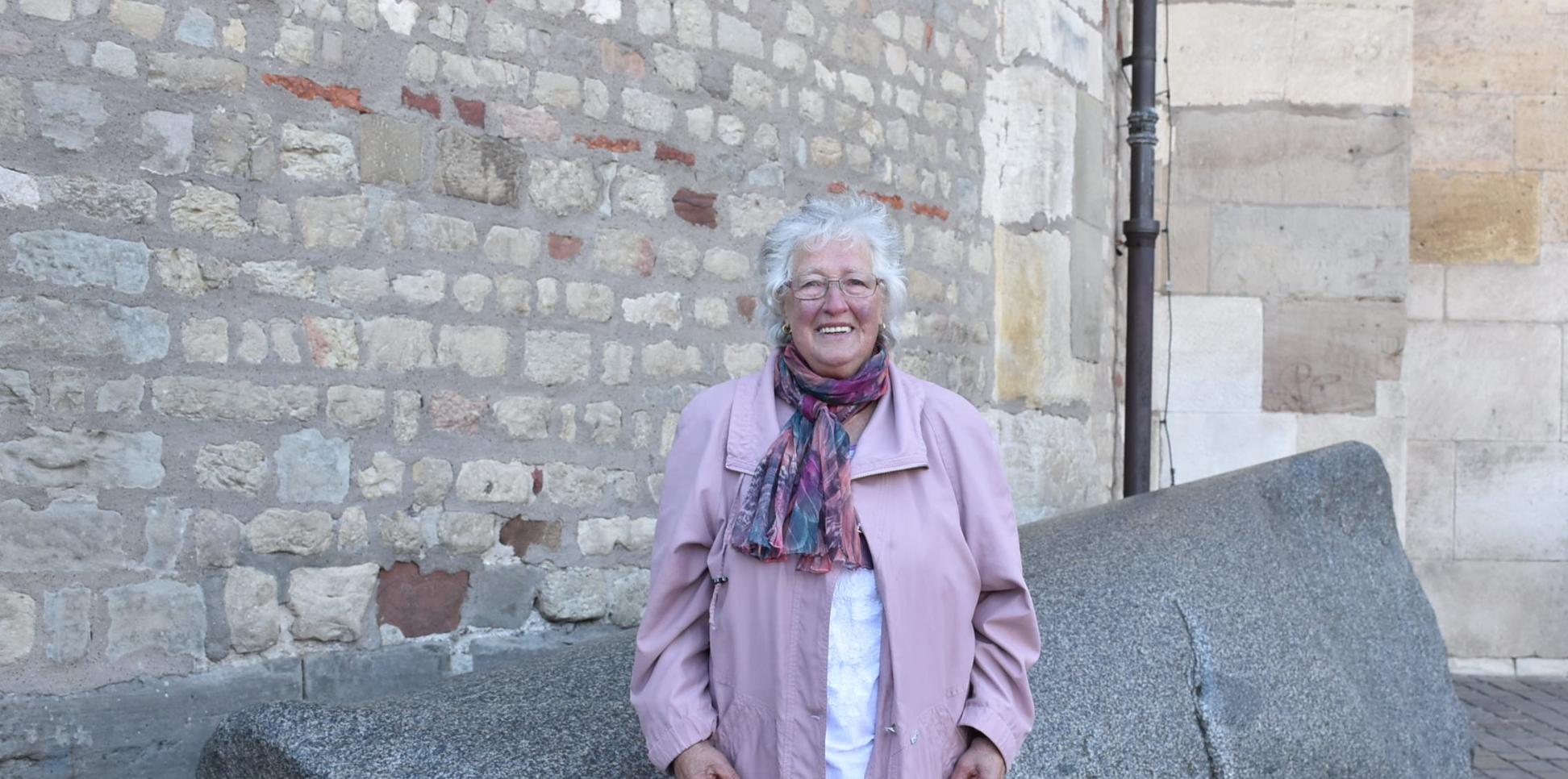 Der Domstein solle mit aufs Foto, hat sich Anneliese Stark gewünscht.