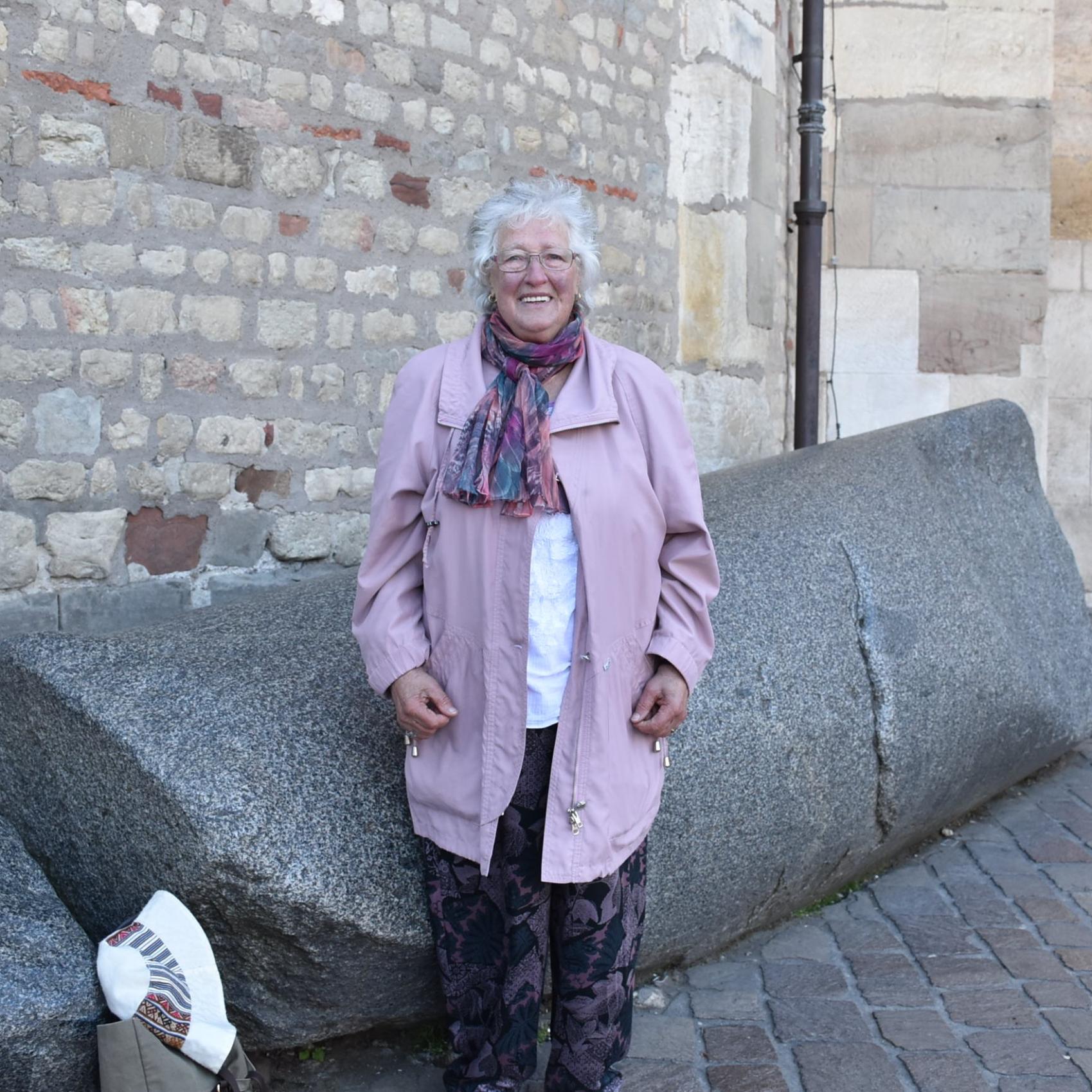 Der Domstein solle mit aufs Foto, hat sich Anneliese Stark gewünscht.