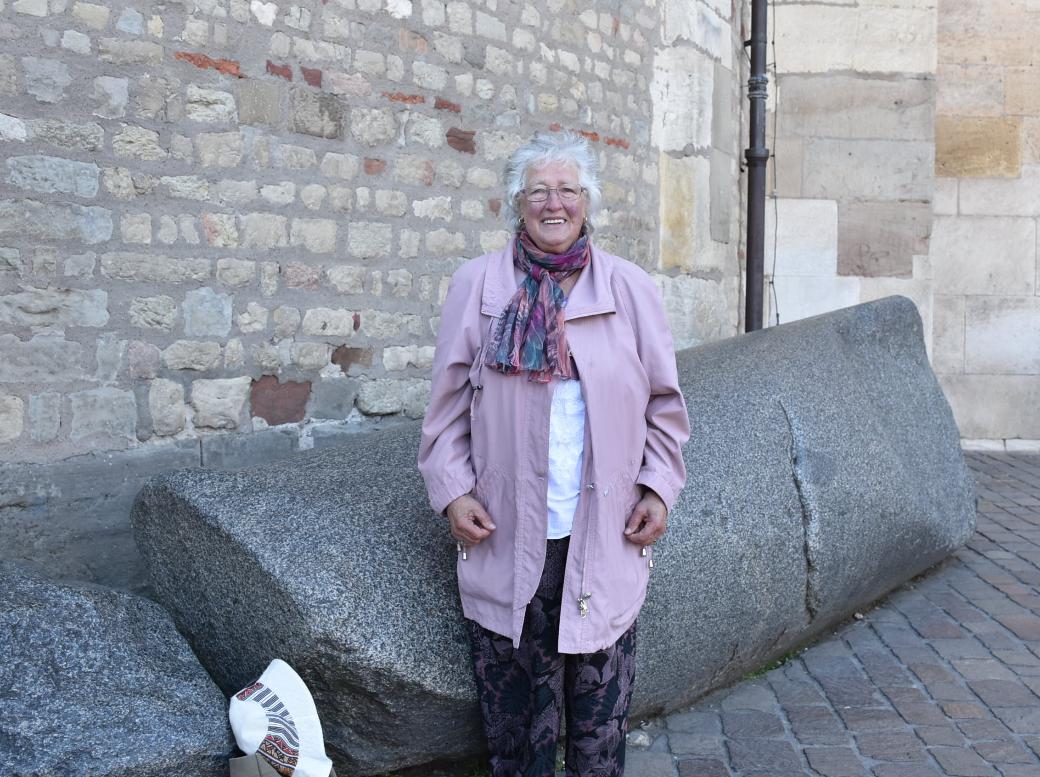Der Domstein solle mit aufs Foto, hat sich Anneliese Stark gewünscht.