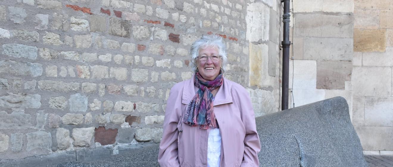 Der Domstein solle mit aufs Foto, hat sich Anneliese Stark gewünscht.