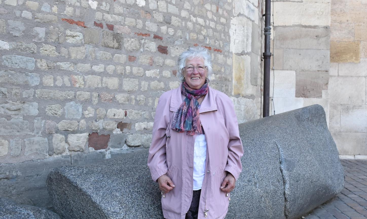 Der Domstein solle mit aufs Foto, hat sich Anneliese Stark gewünscht.