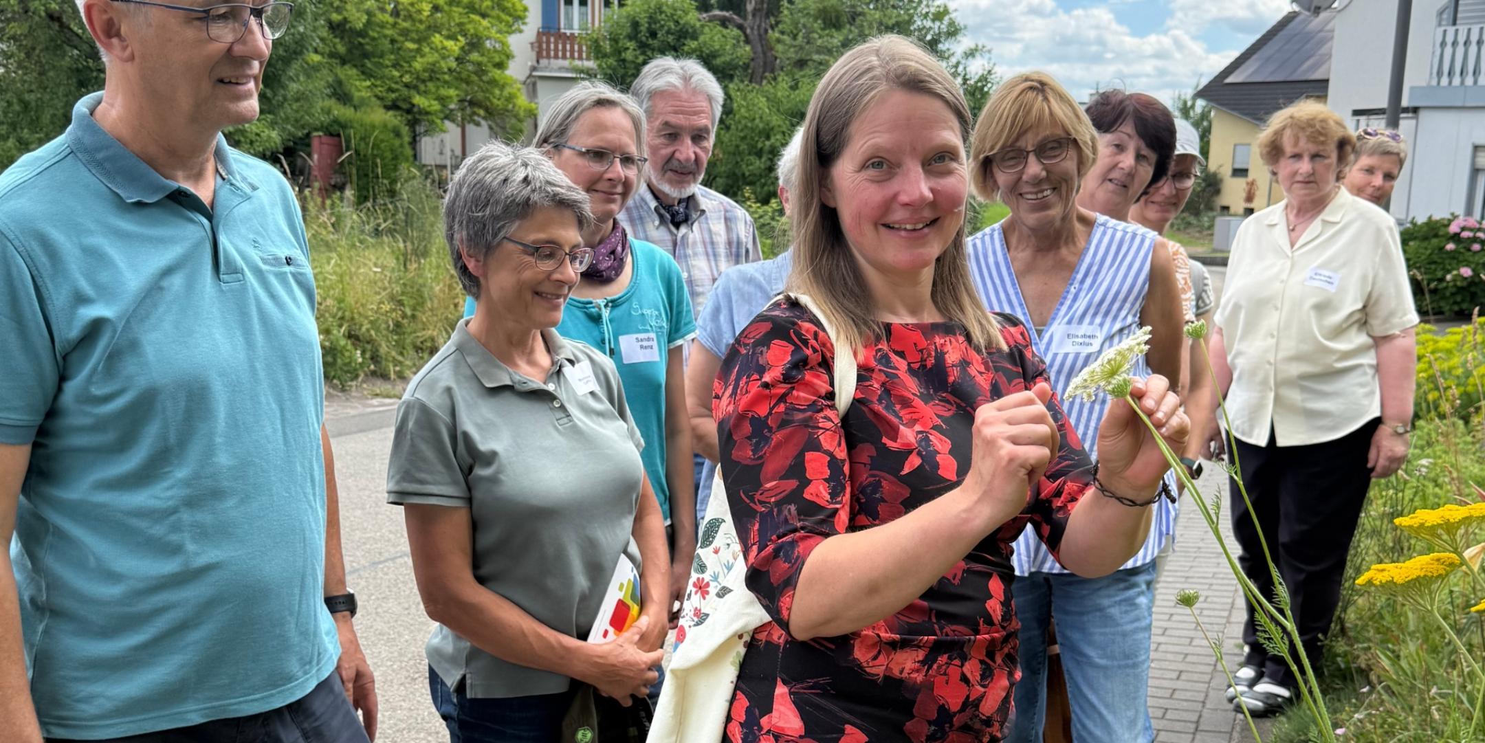 Referentin Annette Fehrholz zeigt den Teilnehmenden Pflanzflächen in Föhren vor. (c) Kathrin Schmitt Referentin Annette Fehrholz zeigt den Teilnehmenden Pflanzflächen in Föhren vor.