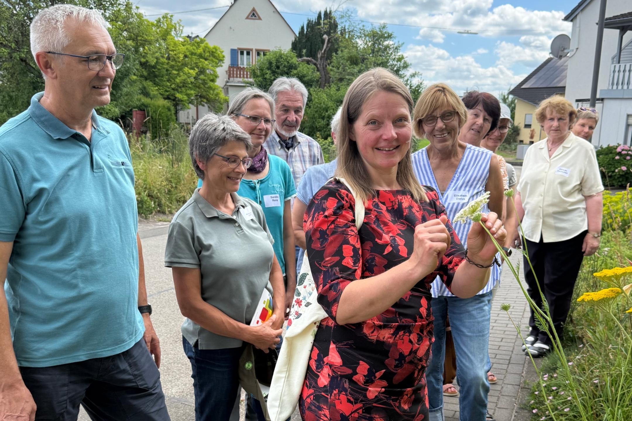 Referentin Annette Fehrholz zeigt den Teilnehmenden Pflanzflächen in Föhren vor.