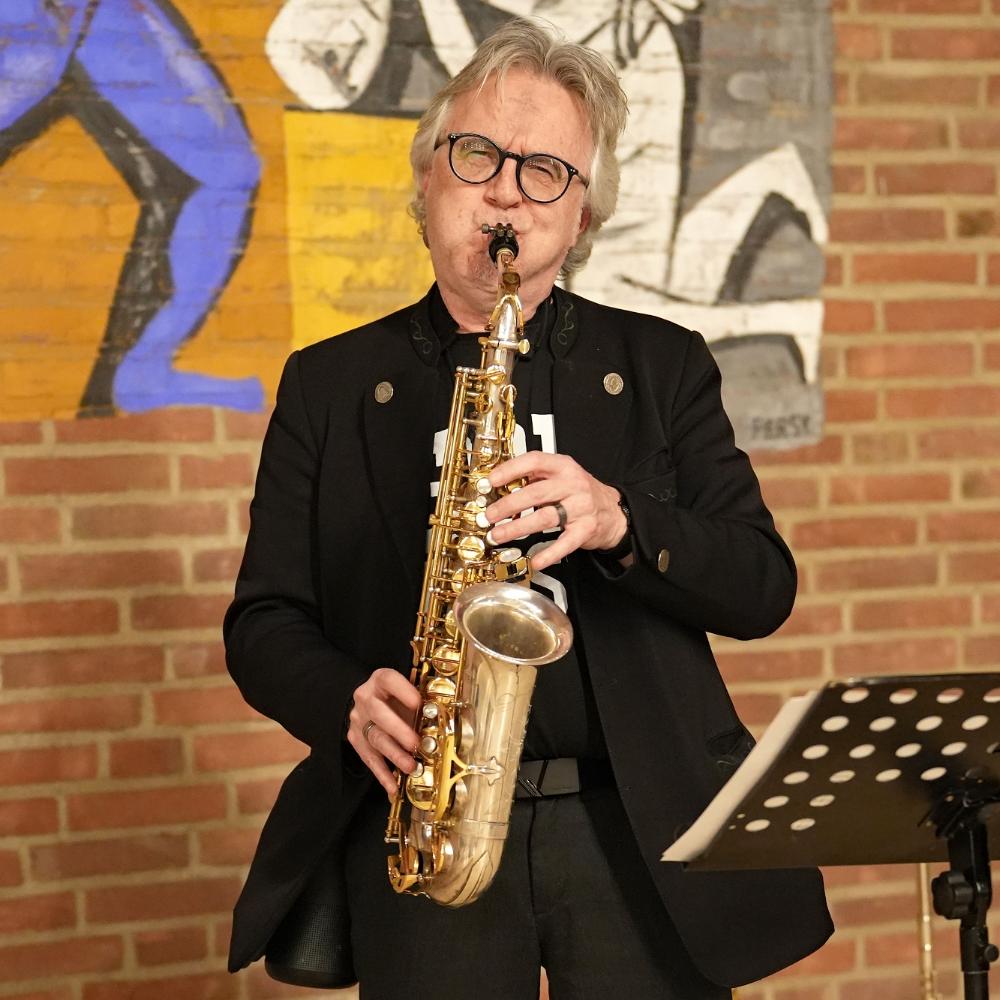 Musiker Dirko Juchem spielt Saxophon.