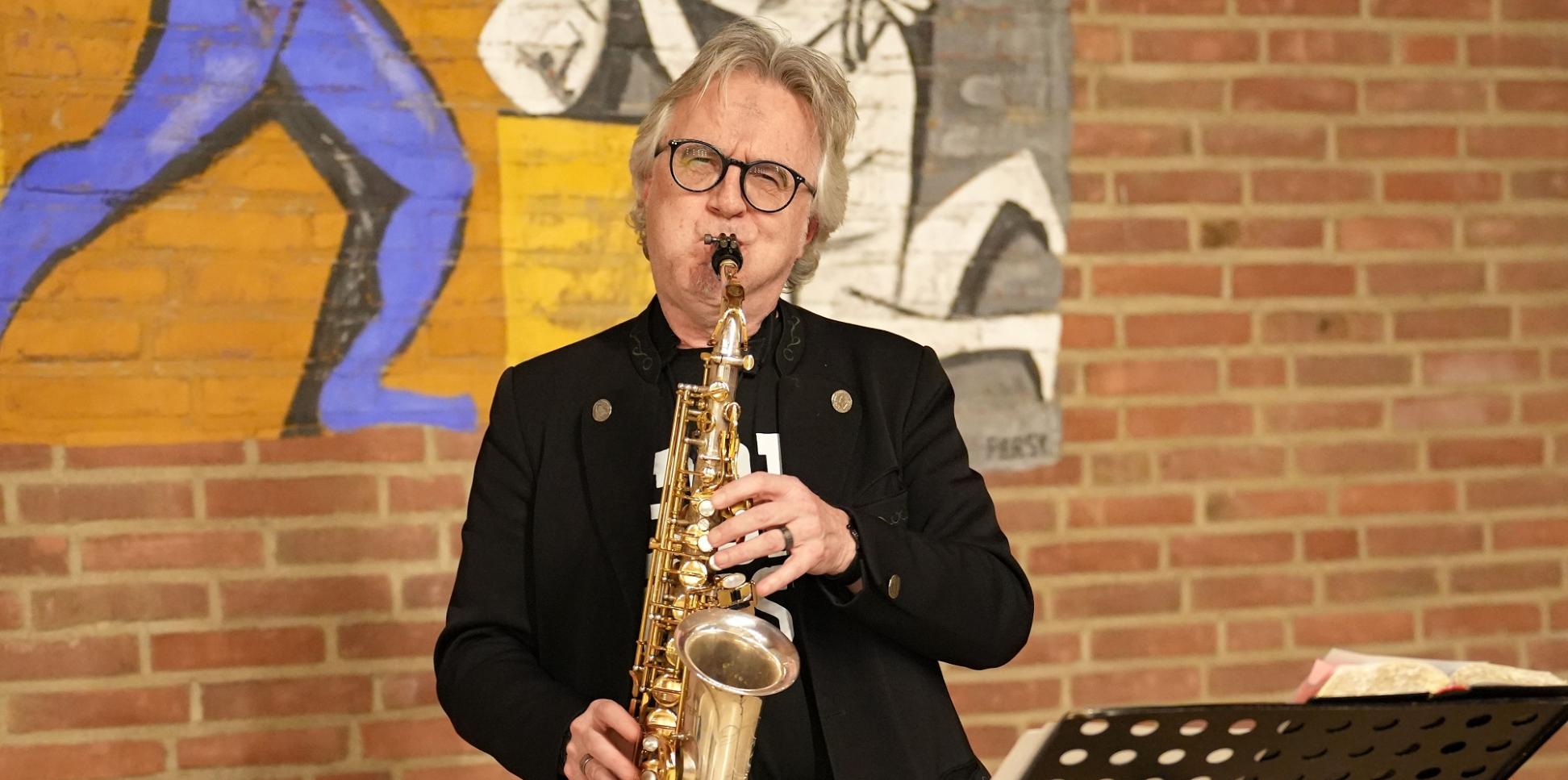 Musiker Dirko Juchem spielt Saxophon.