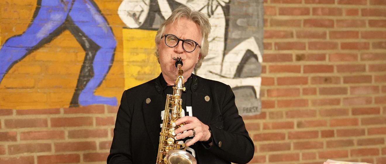 Musiker Dirko Juchem spielt Saxophon.