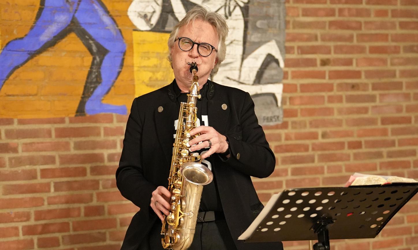 Musiker Dirko Juchem spielt Saxophon.