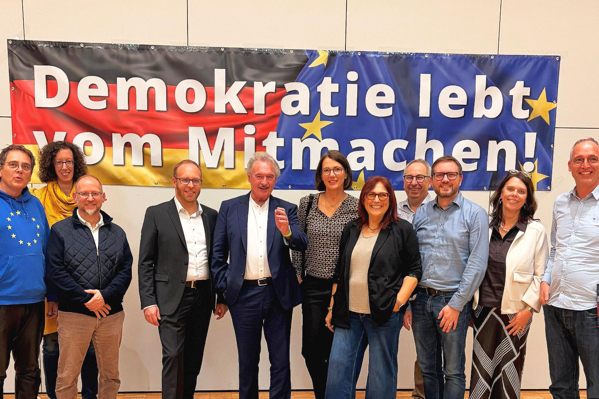 Mitglieder des Schweicher Demokratiebündnisses mit dem langjährigen luxemburgischen Außenminister Jean Asselborn und seinem Biographen Michael Merten (Siebter und Achter von rechts).
