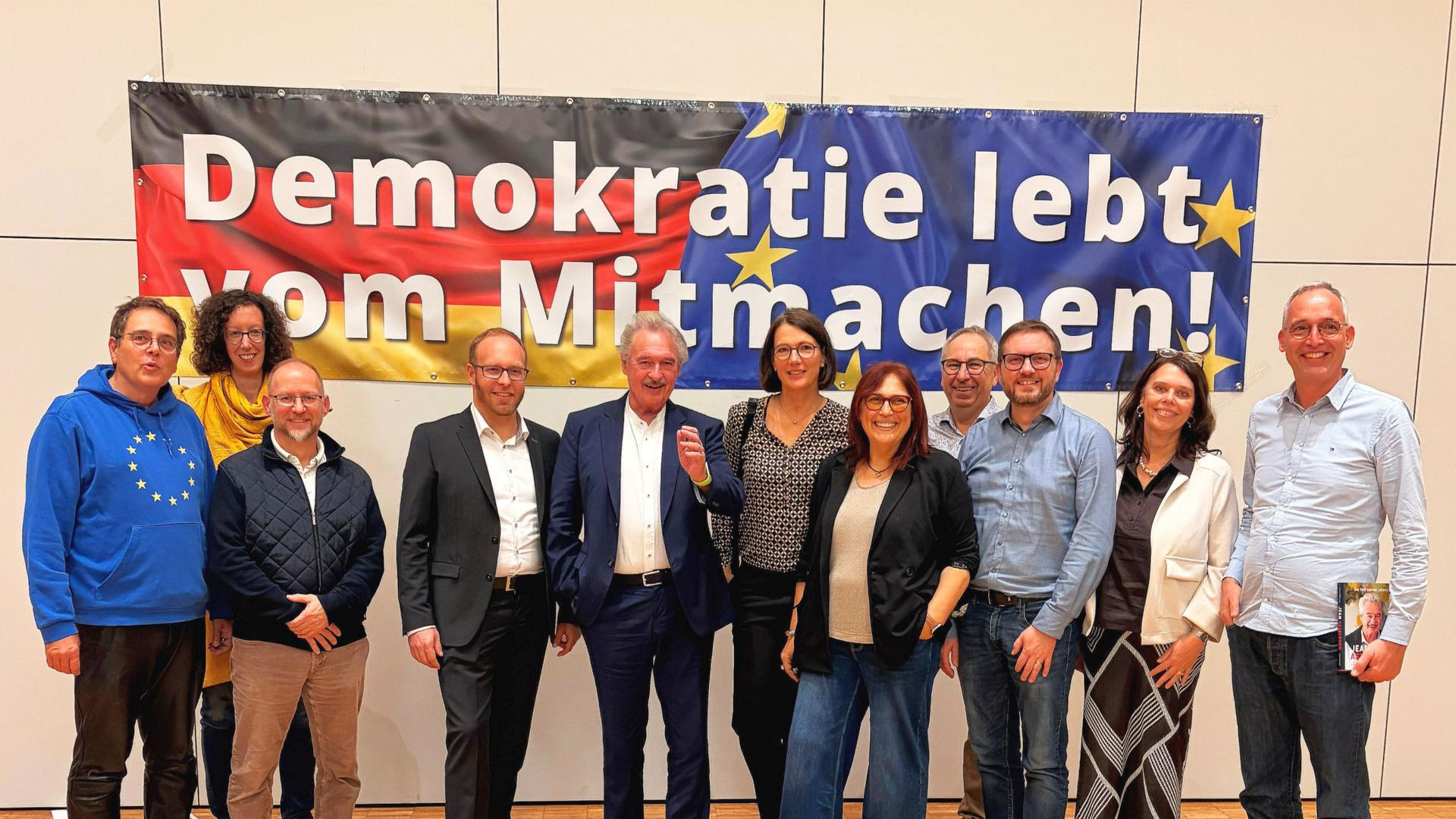 Mitglieder des Schweicher Demokratiebündnisses mit dem langjährigen luxemburgischen Außenminister Jean Asselborn und seinem Biographen Michael Merten (Siebter und Achter von rechts).