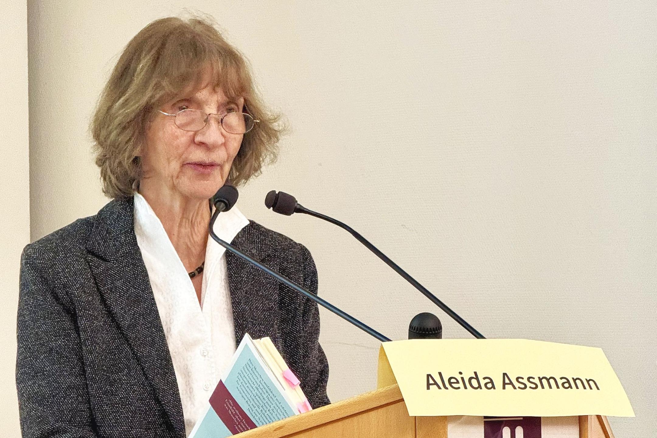 Friedenspreis-Trägerin Prof. Dr. Aleida Assmann am Rednerpult
