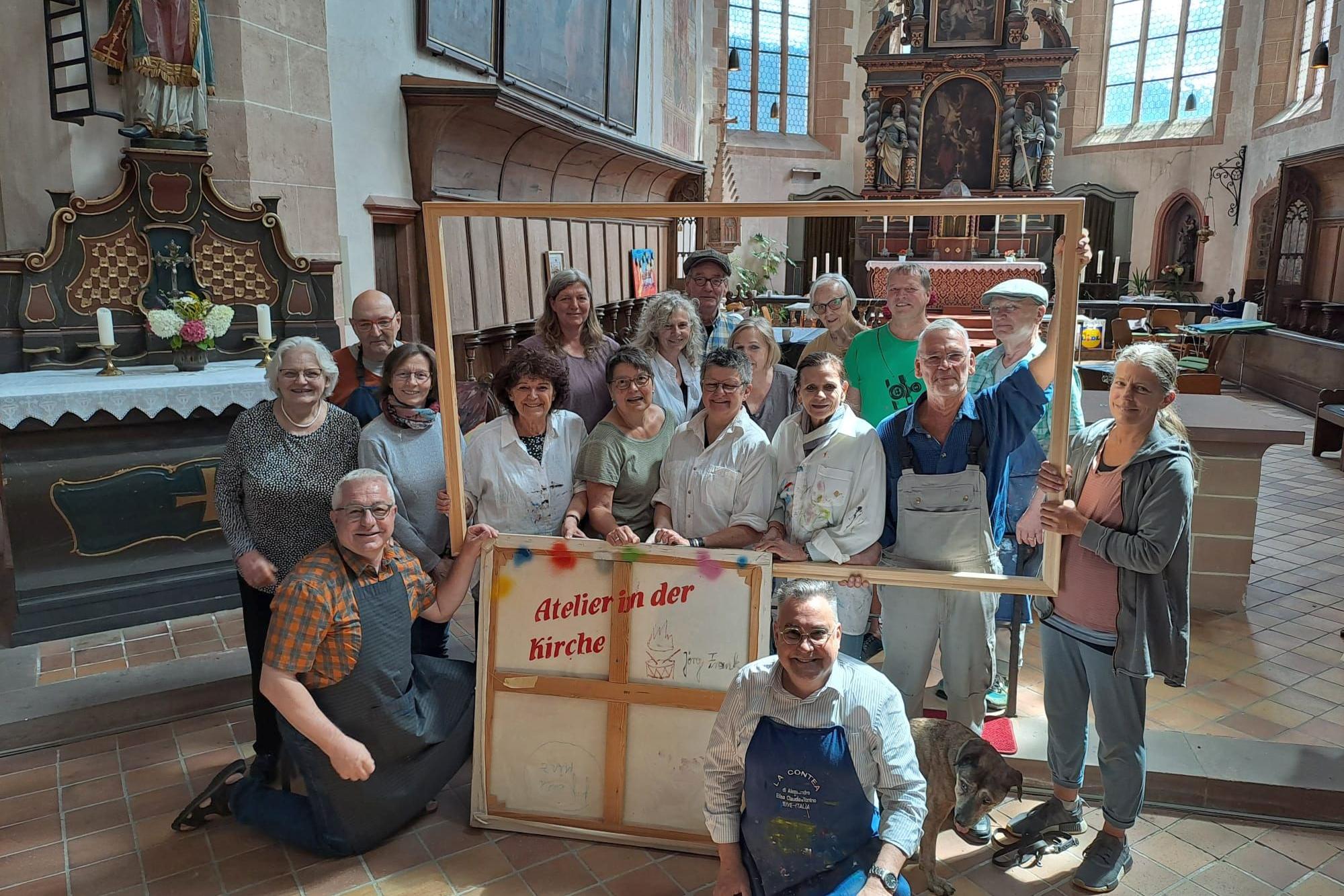 Die Teilnehmerinnen und Teilnehmer des Workshops „Atelier in der Kirche“ zum Abschluss des Wochenendkurses in Oberwesel St. Martin.