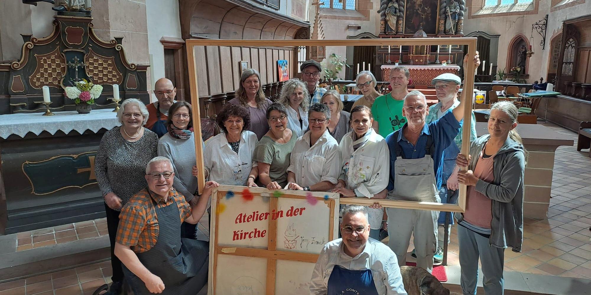 Die Teilnehmerinnen und Teilnehmer des Workshops „Atelier in der Kirche“ zum Abschluss des Wochenendkurses in Oberwesel St. Martin. (c) Fey/PR St. Goar Die Teilnehmerinnen und Teilnehmer des Workshops „Atelier in der Kirche“ zum Abschluss des Wochenendkurses in Oberwesel St. Martin.