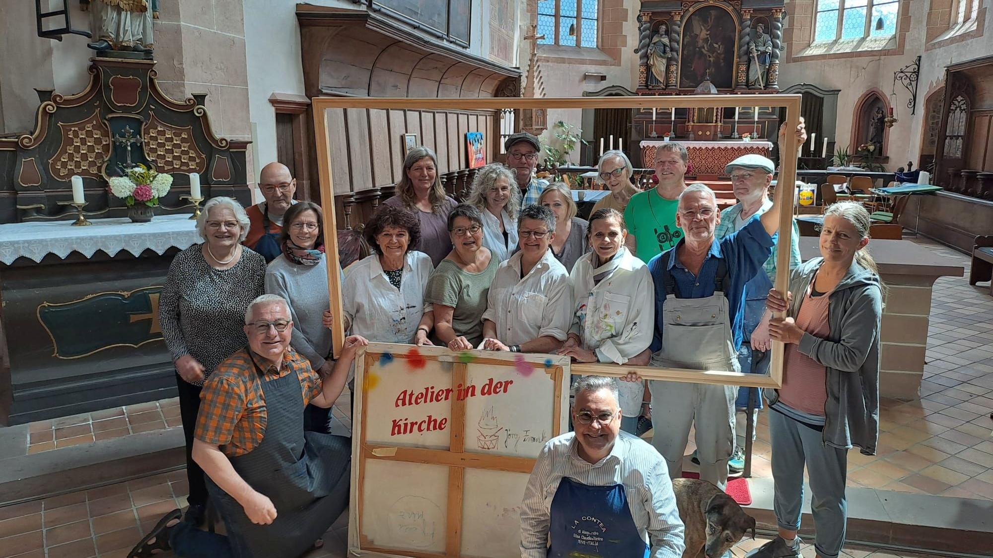 Die Teilnehmerinnen und Teilnehmer des Workshops „Atelier in der Kirche“ zum Abschluss des Wochenendkurses in Oberwesel St. Martin.